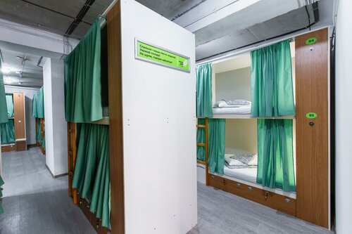 Верхняя капсула в общем мужском номере в Молодой