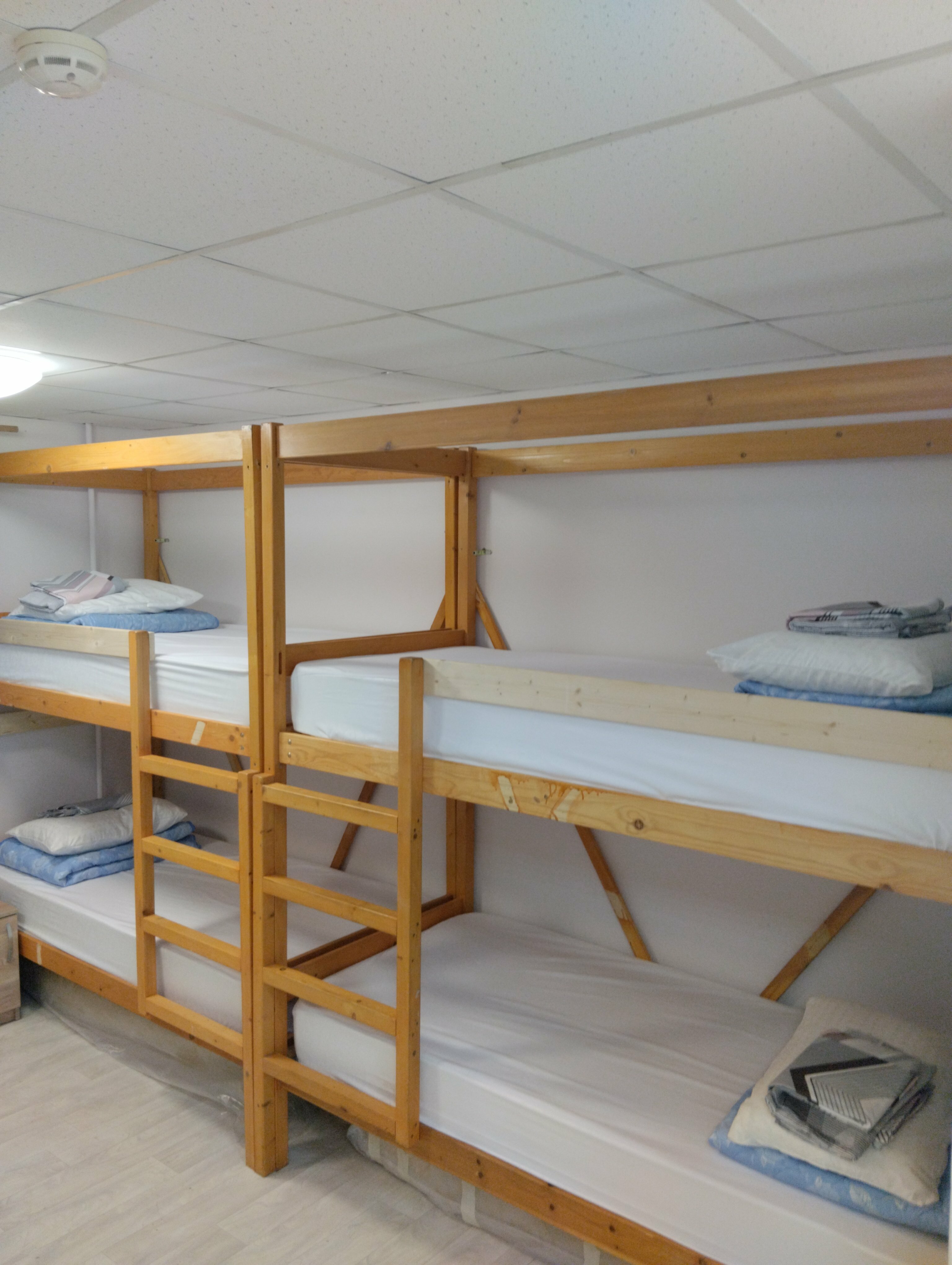 Кровать в общем 8-местном номере для мужчин и женщин