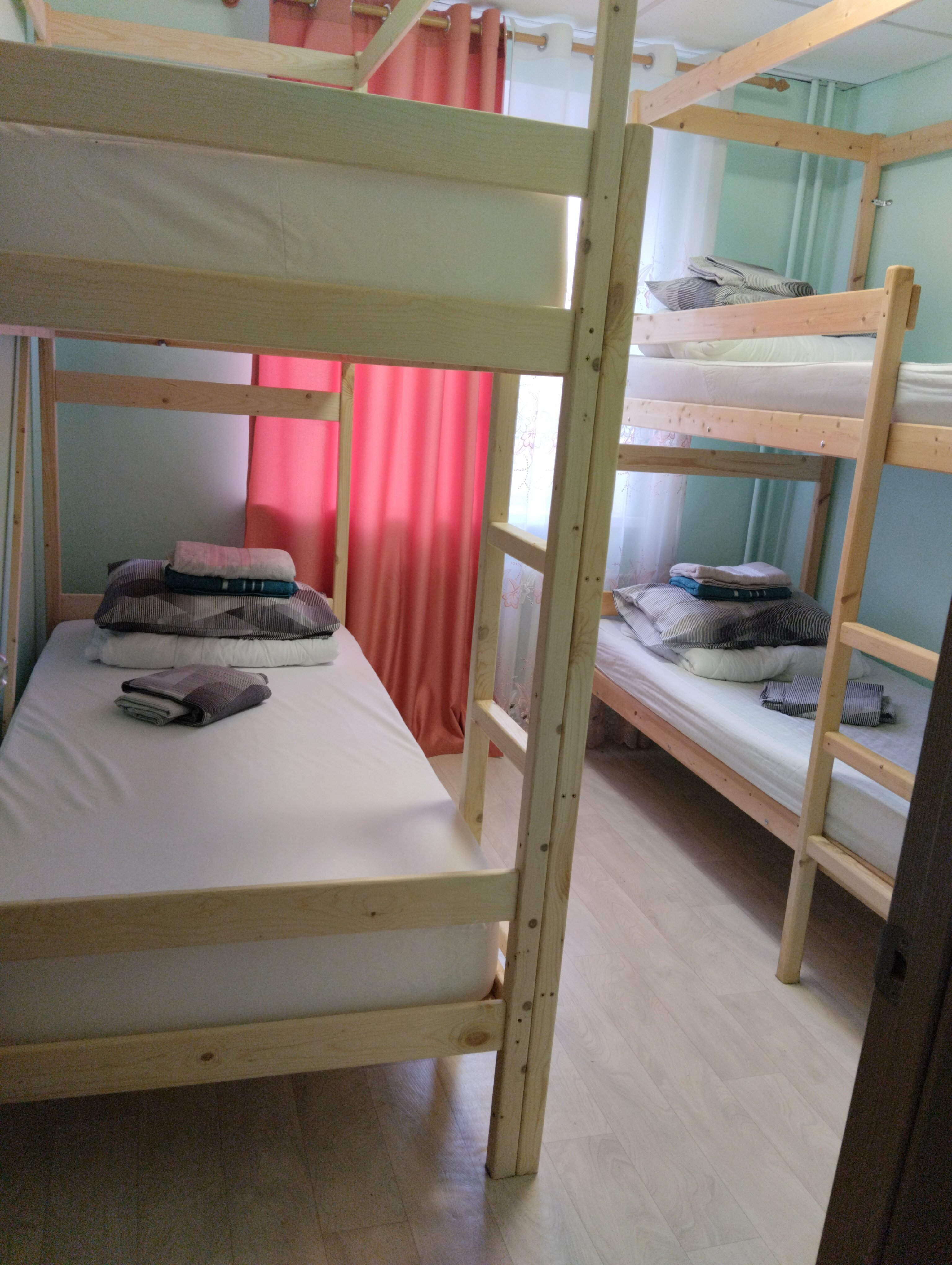 Кровать в общем номере для мужчин