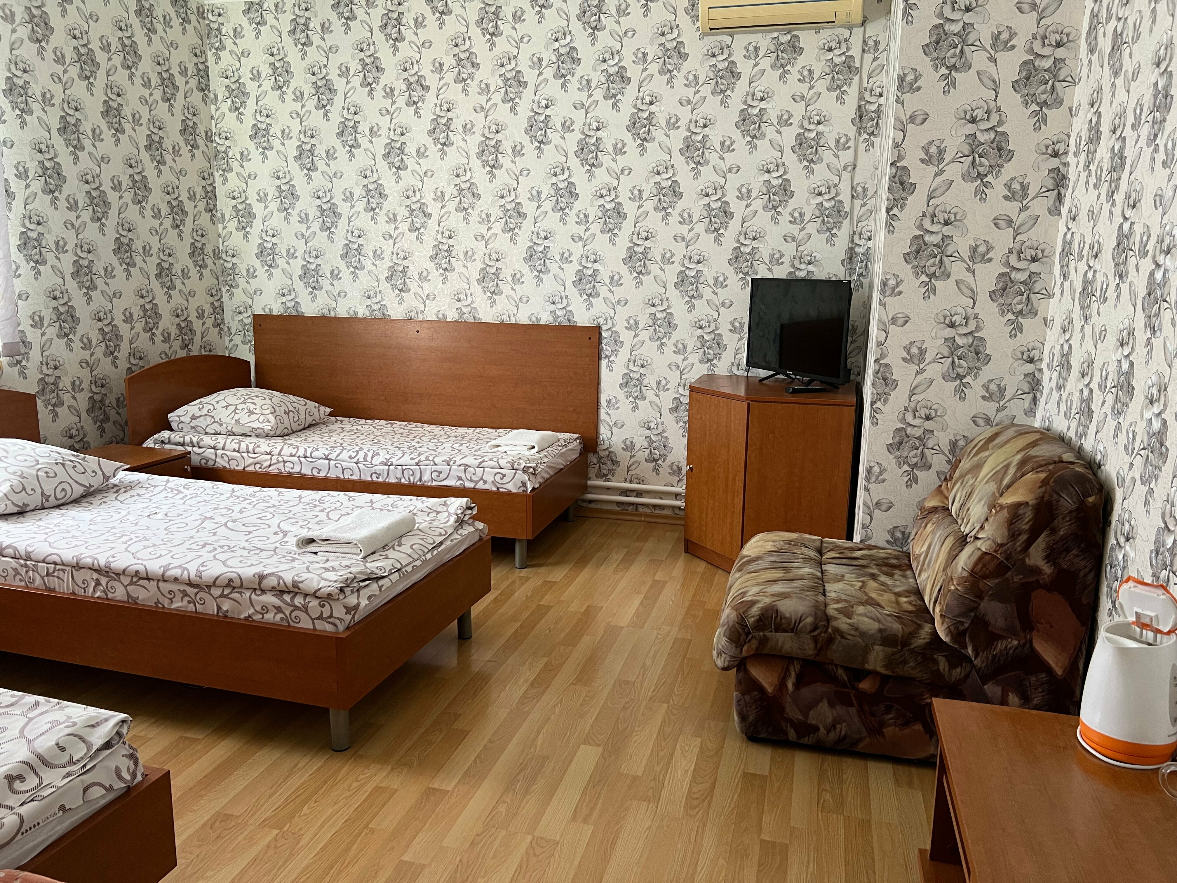 Трехместный номер с общей ванной комнатой