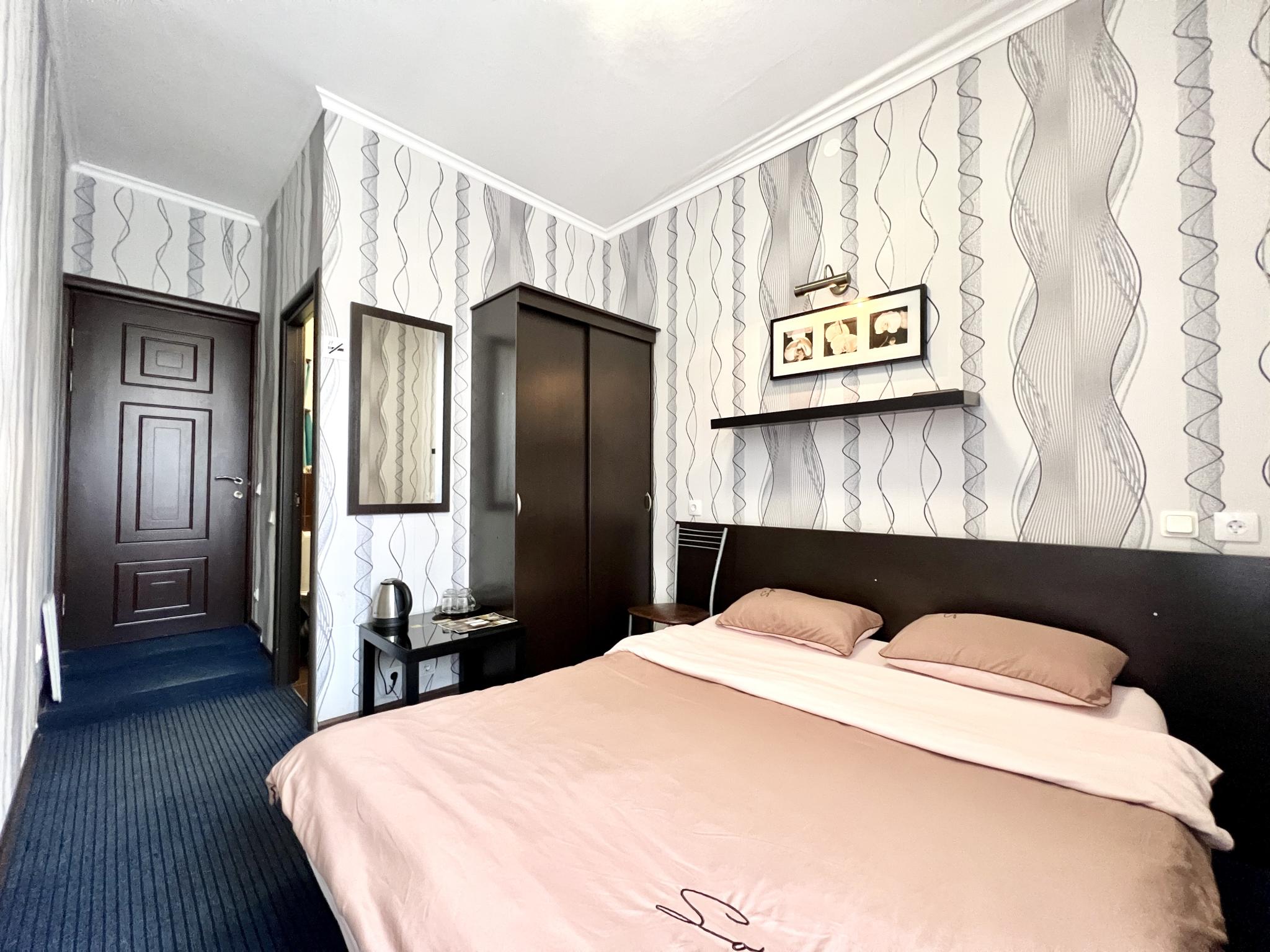 Номер эконом стандарт с 1 двуспальной кроватью