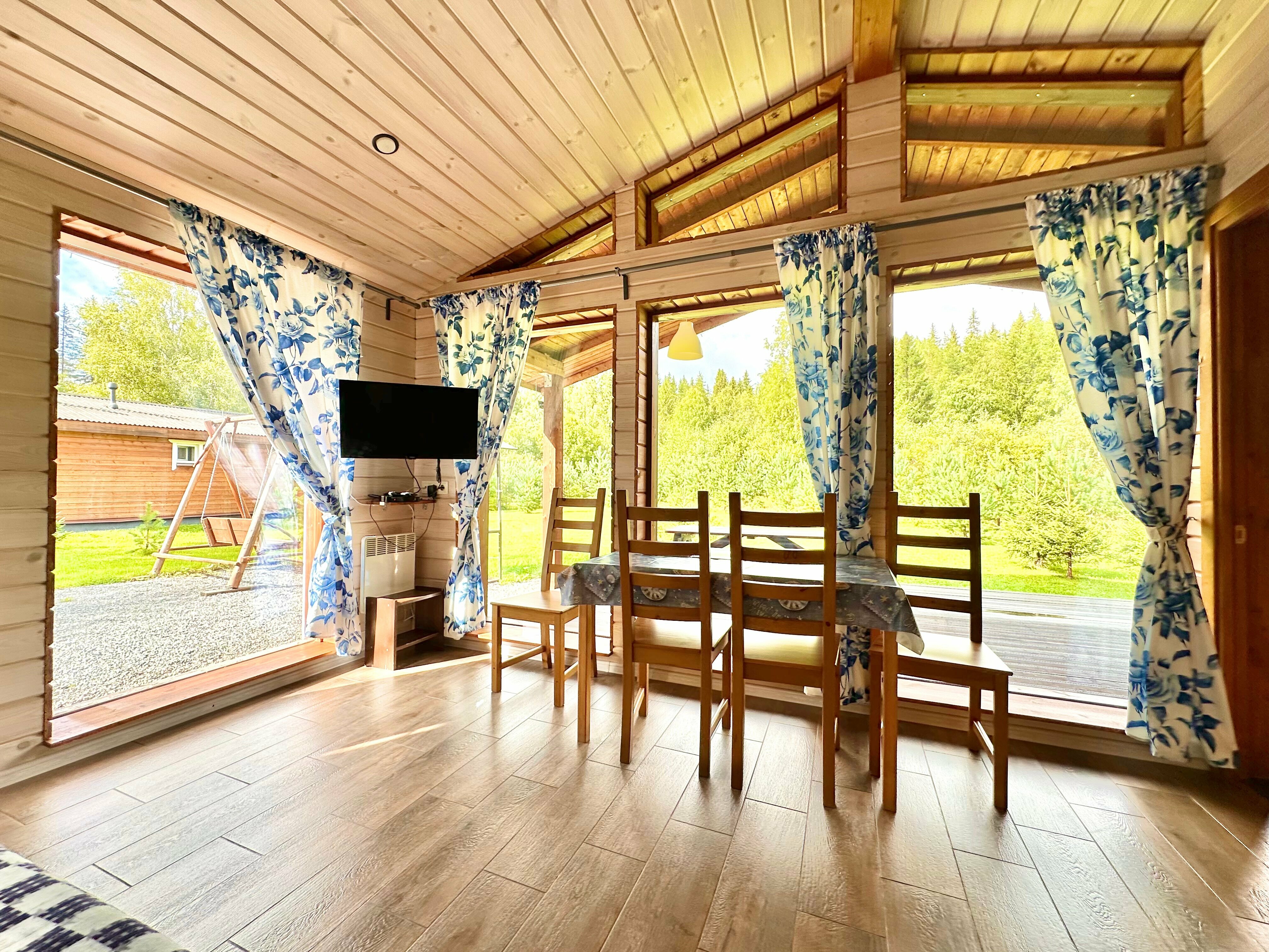 Коттедж с панорамным остеклением, с сауной, на 4х гостей.