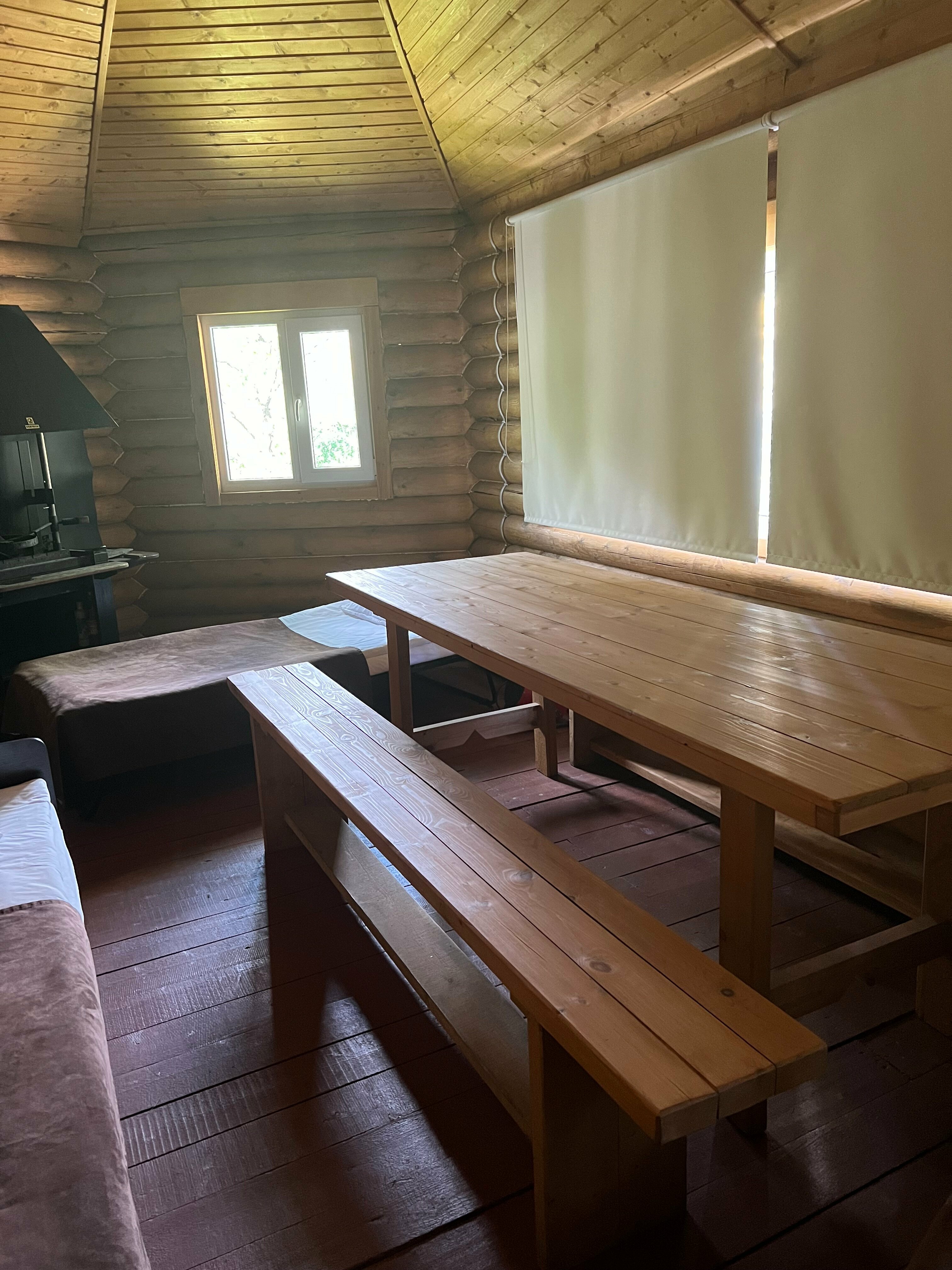 Трехместный номер в летнем домике без удобств, удобства в гостинице. Кровать еврораскладушка.