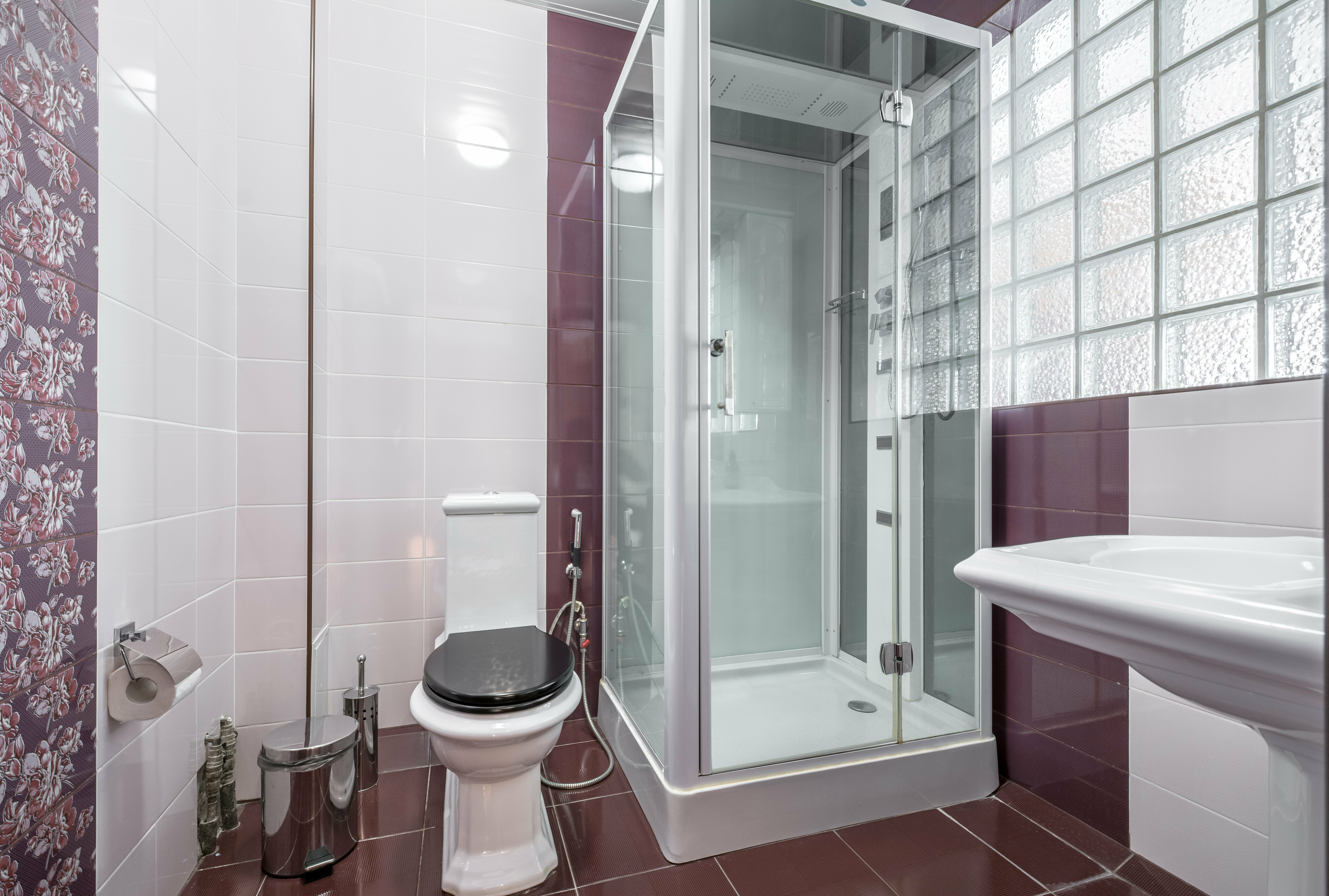 Стандартный номер с потолками 2,7 м и выходом на балкон (пожарная лестница) на мансардном этаже.