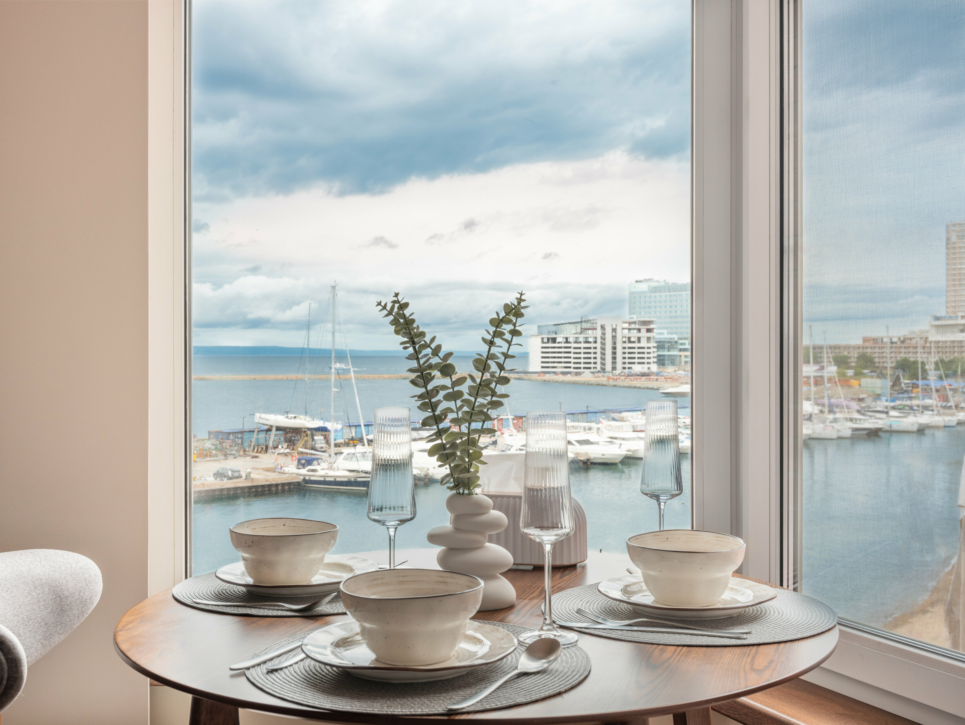 Семейный номер с боковым видом на море