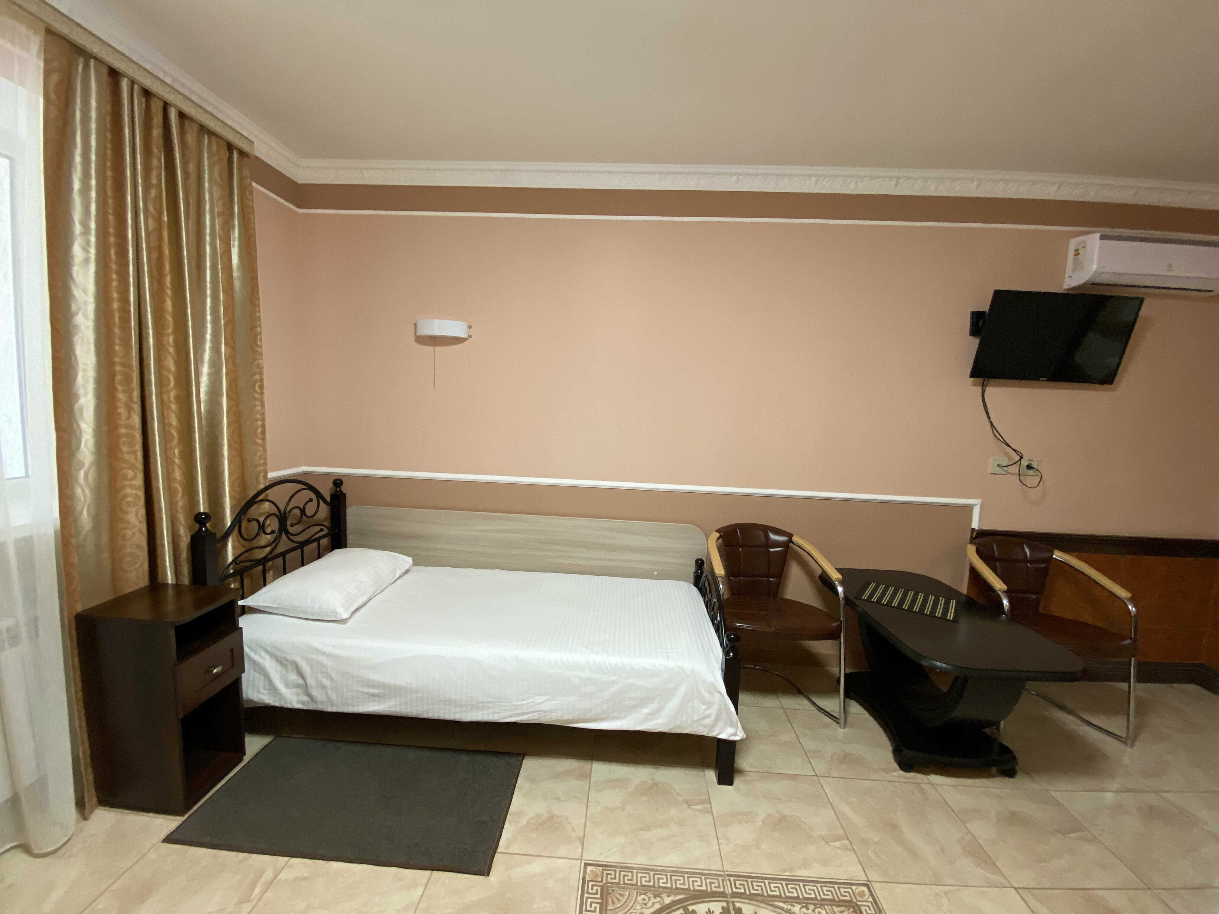 Стандартный номер с 2 односпальными кроватями и диваном