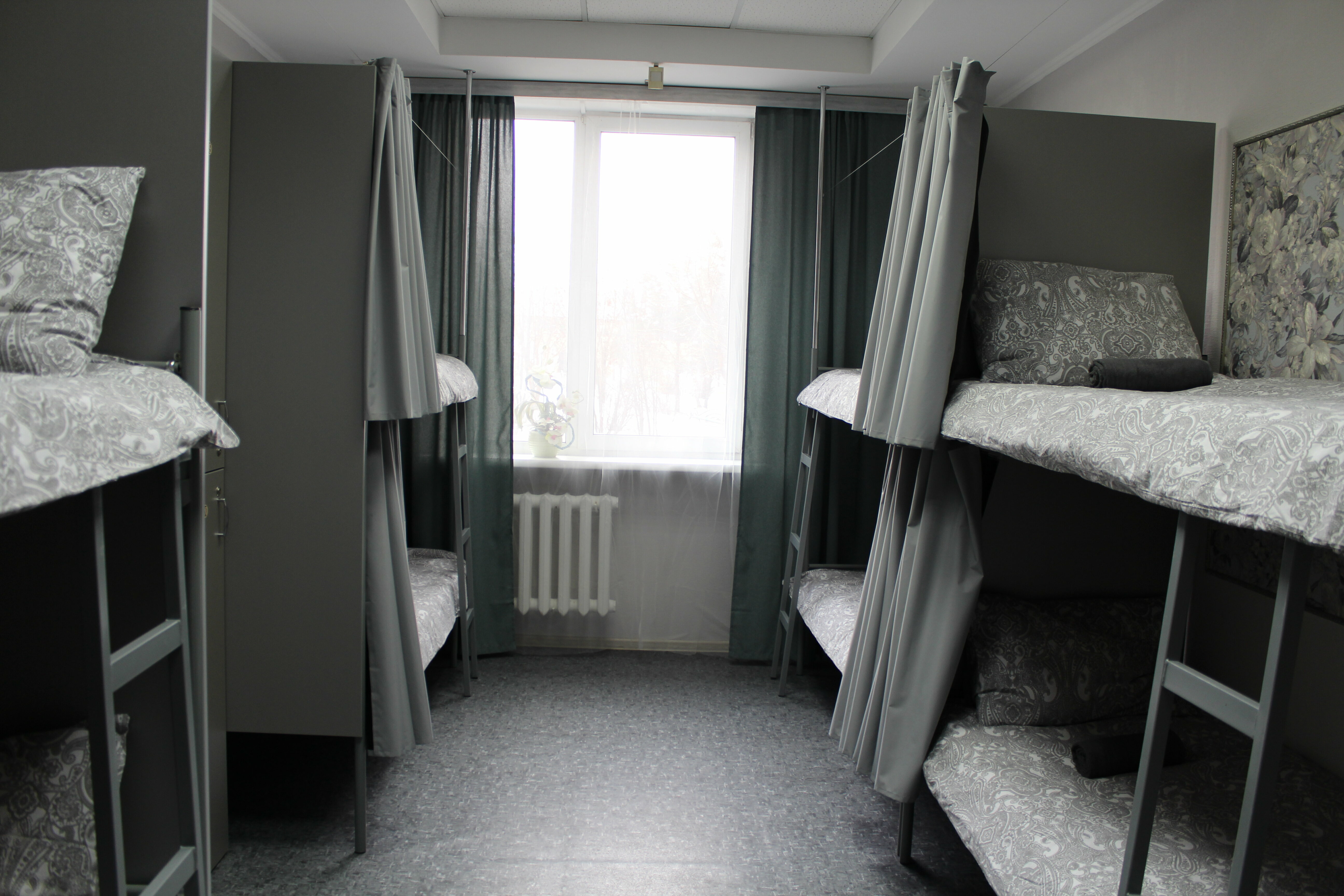 Спальное место на двухъярусной кровати в общем номере для мужчин и женщин