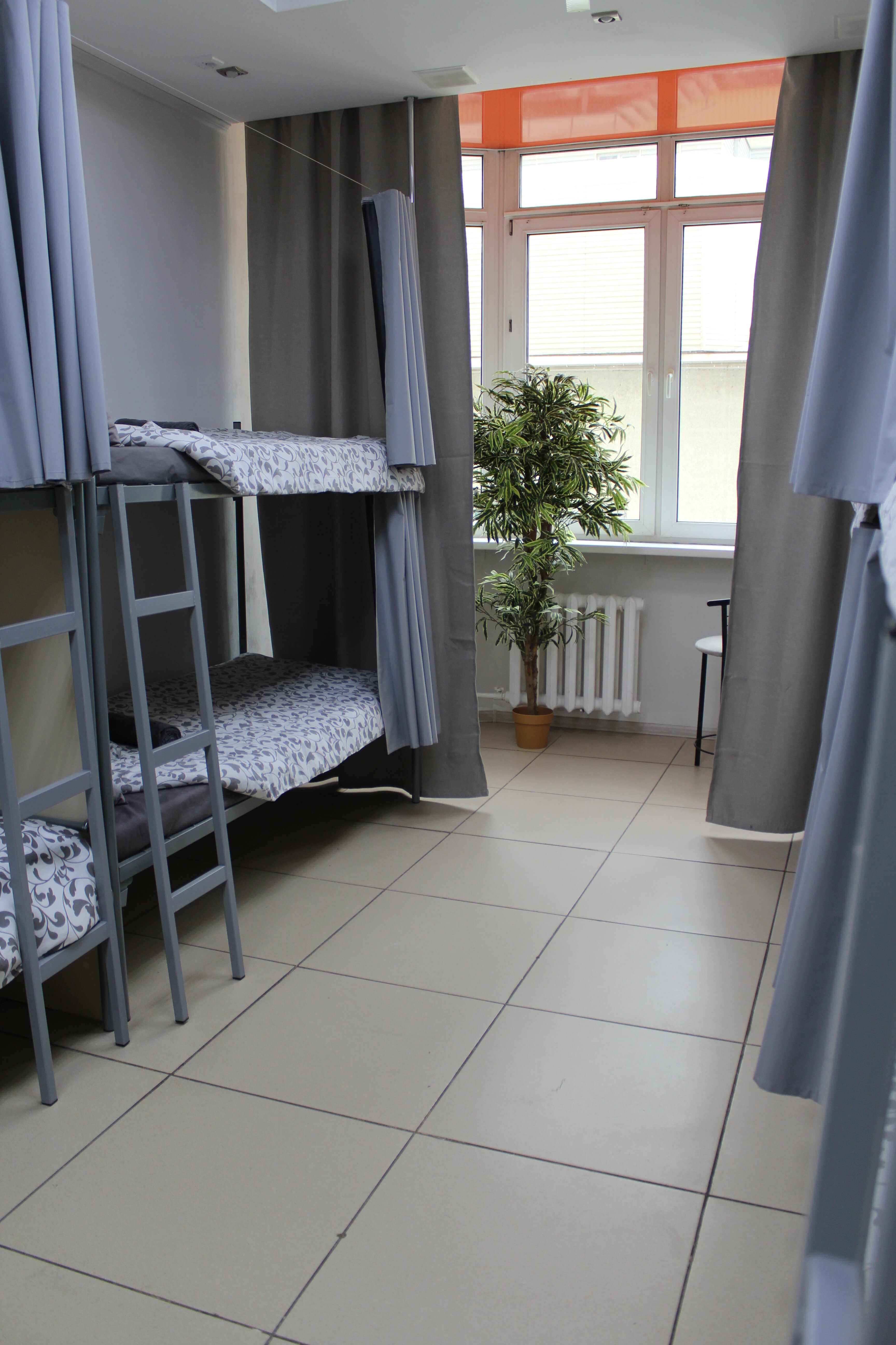 Спальное место на двухъярусной кровати в общем номере для мужчин и женщин