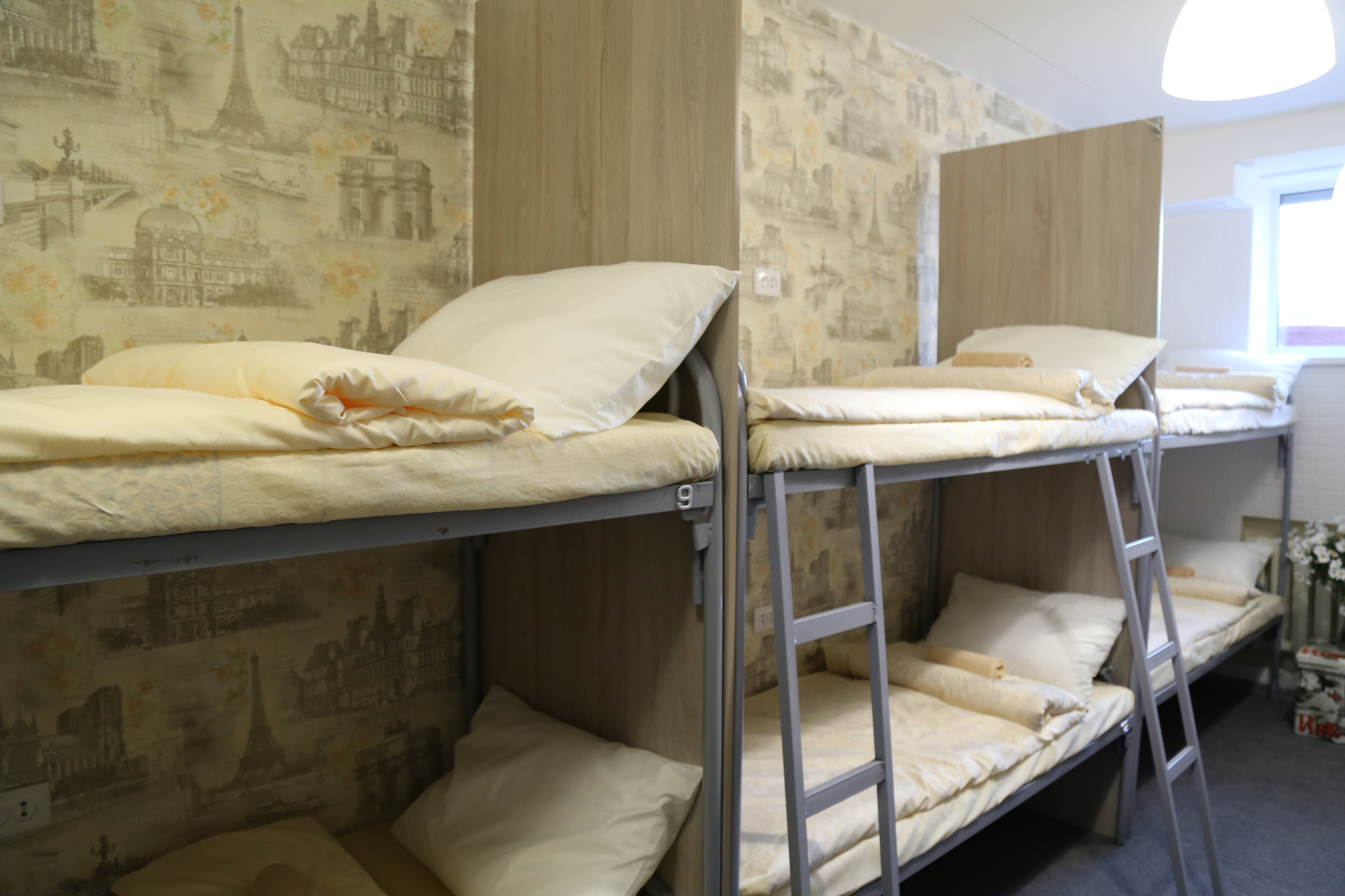 Спальное место на двухъярусной кровати в общем номере для женщин