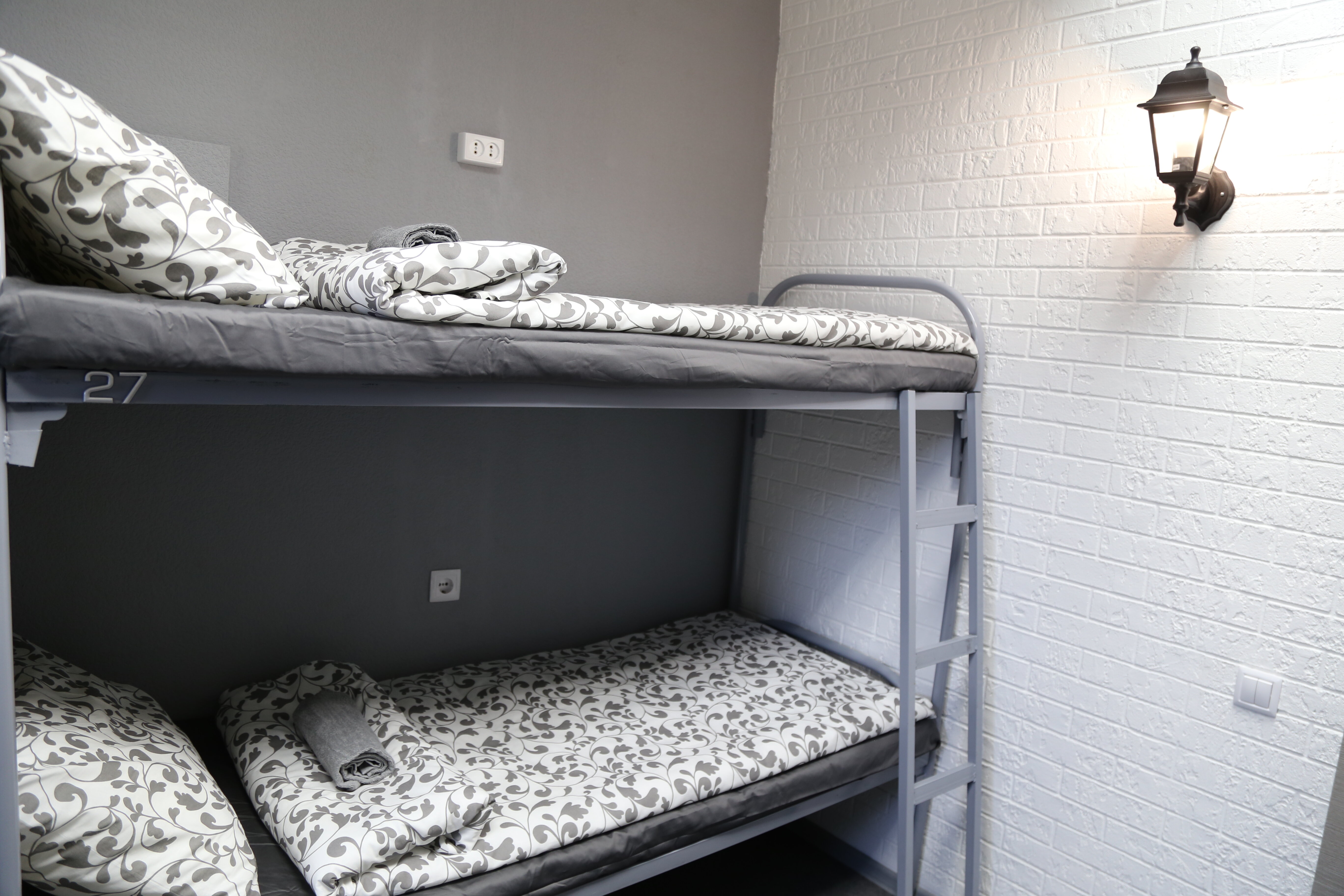 Спальное место на двухъярусной кровати в общем номере для мужчин