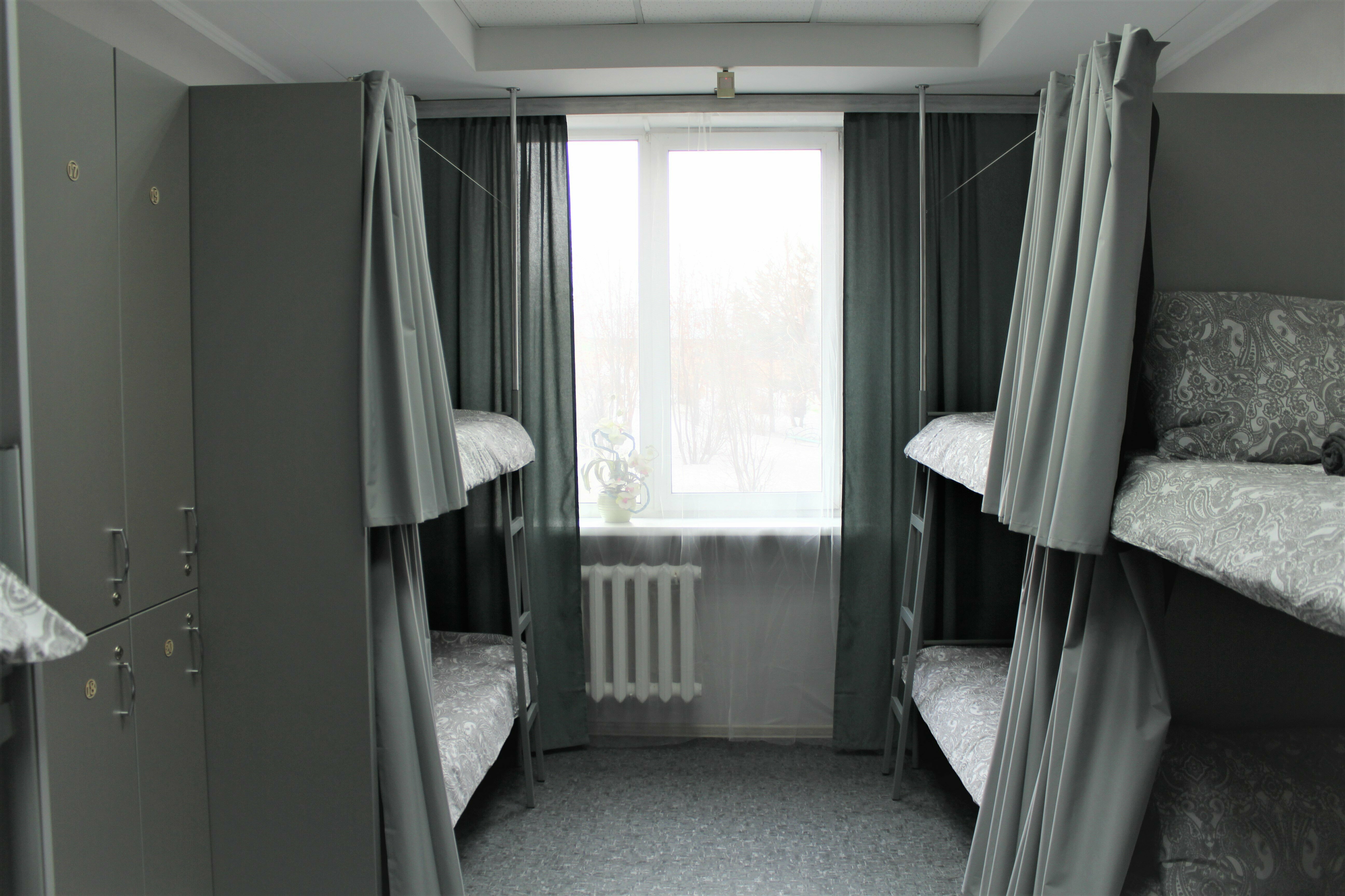 Спальное место на двухъярусной кровати в общем номере для мужчин и женщин