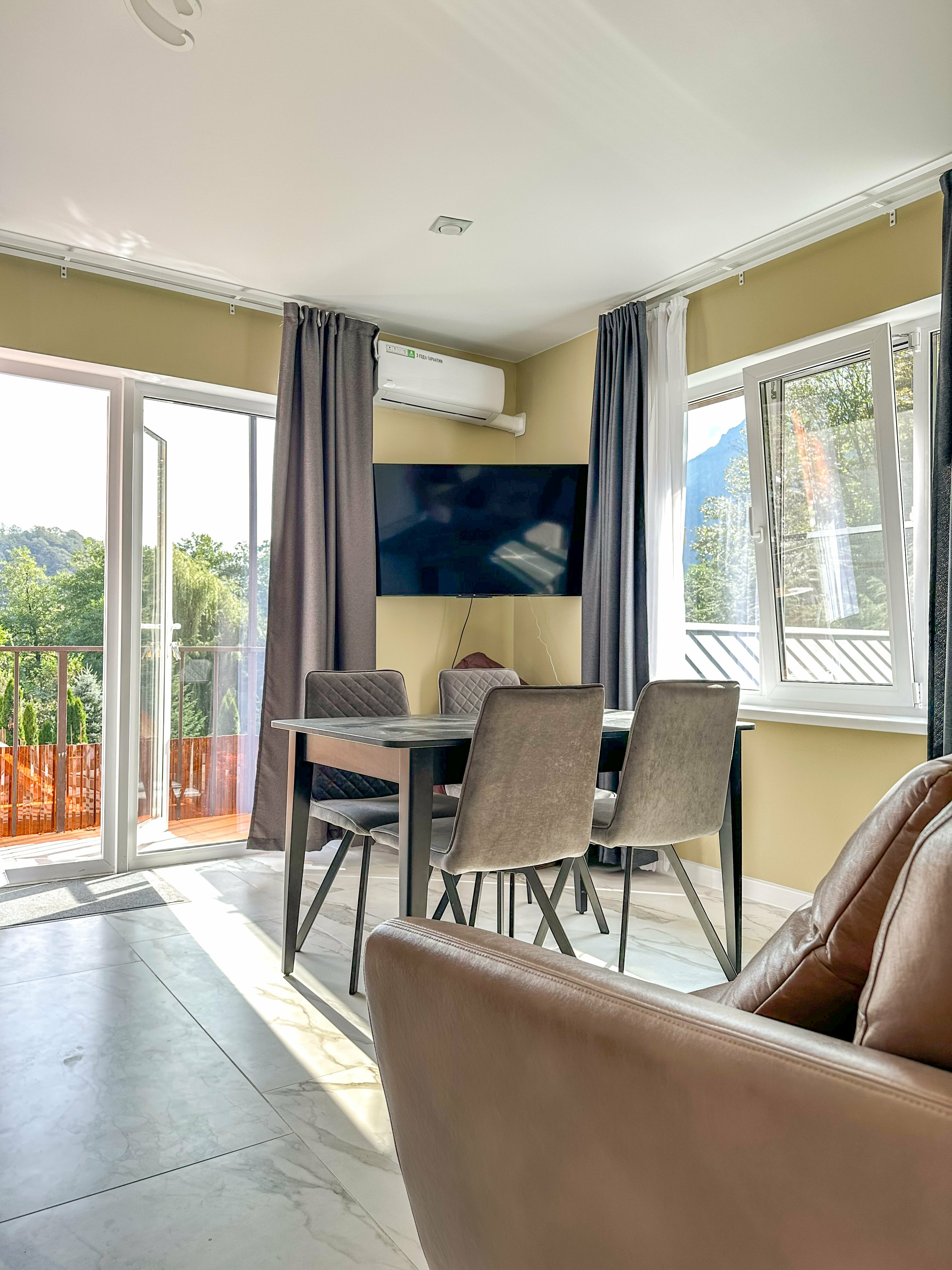 Четырехместный номер с видом на горы