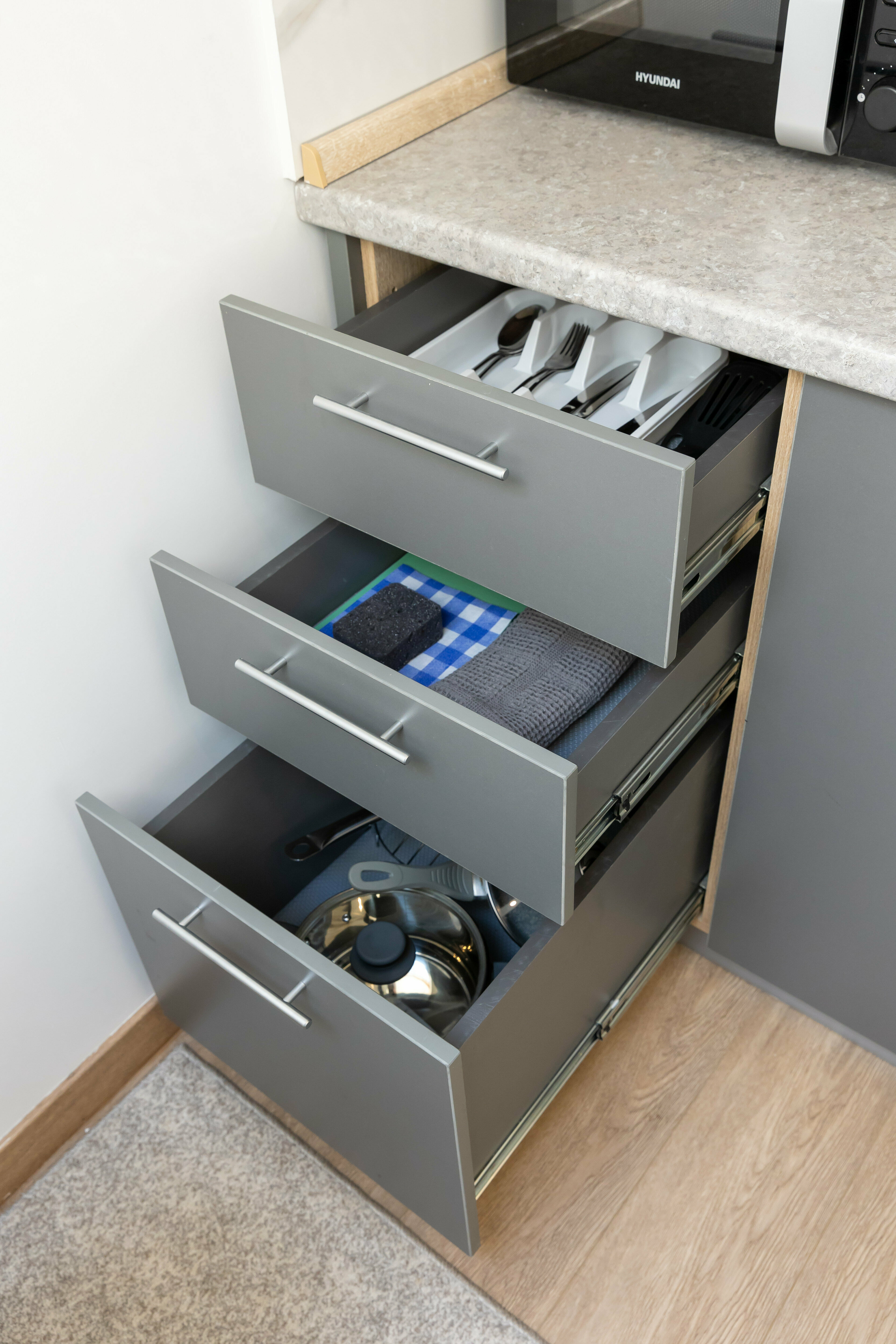 Студия с мансардными окнами