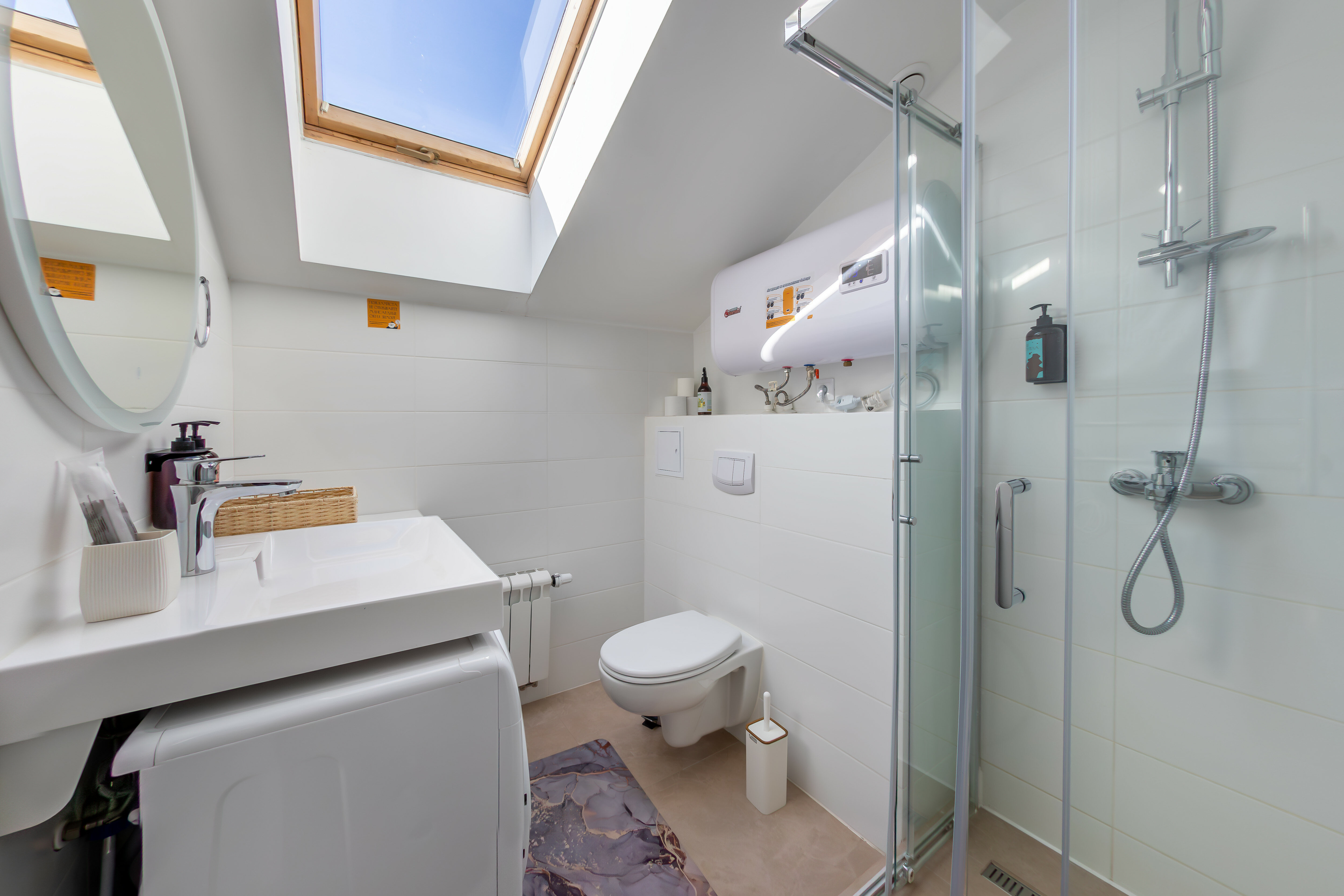 Студия с мансардными окнами