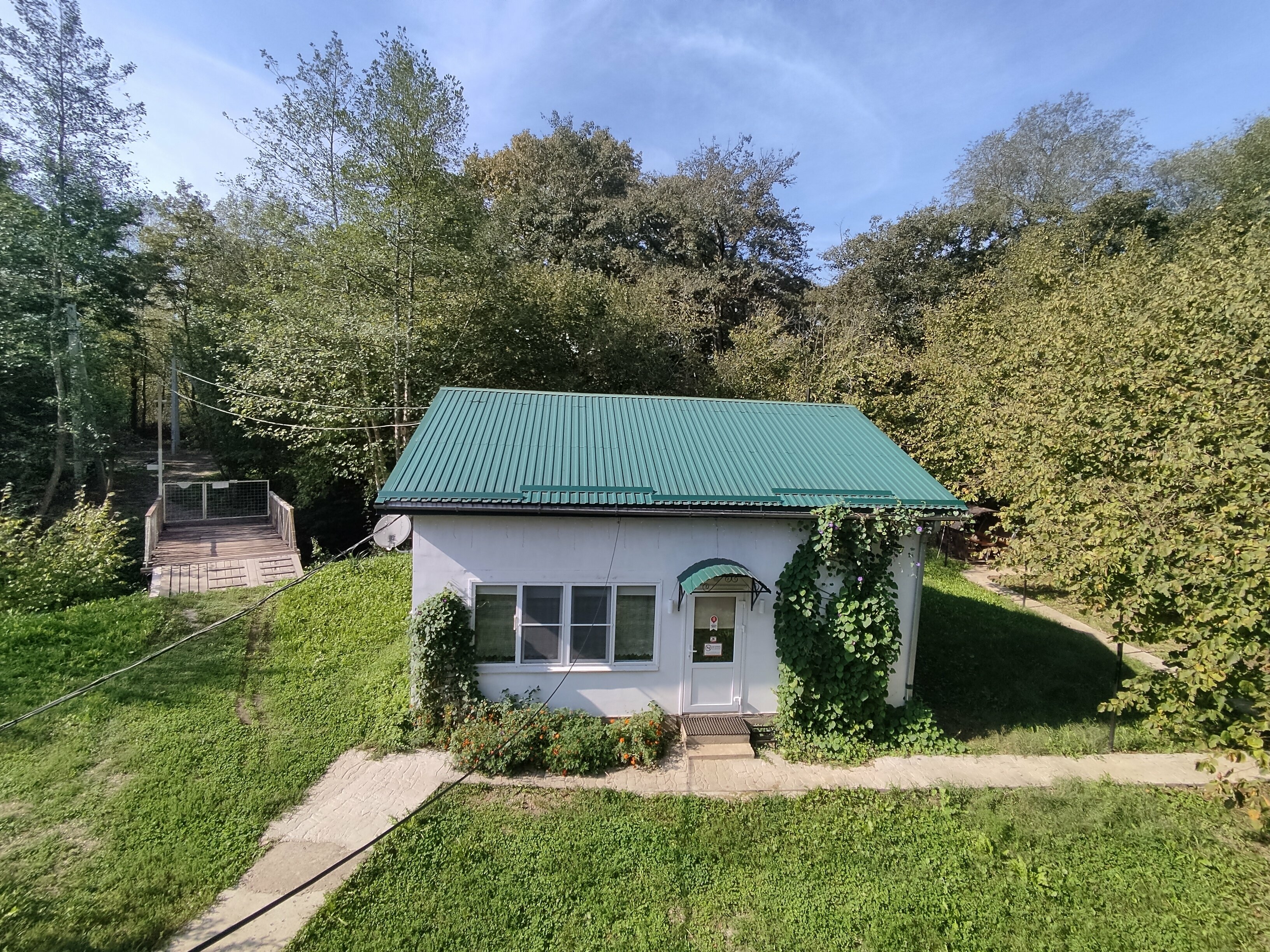 Дом у горной реки