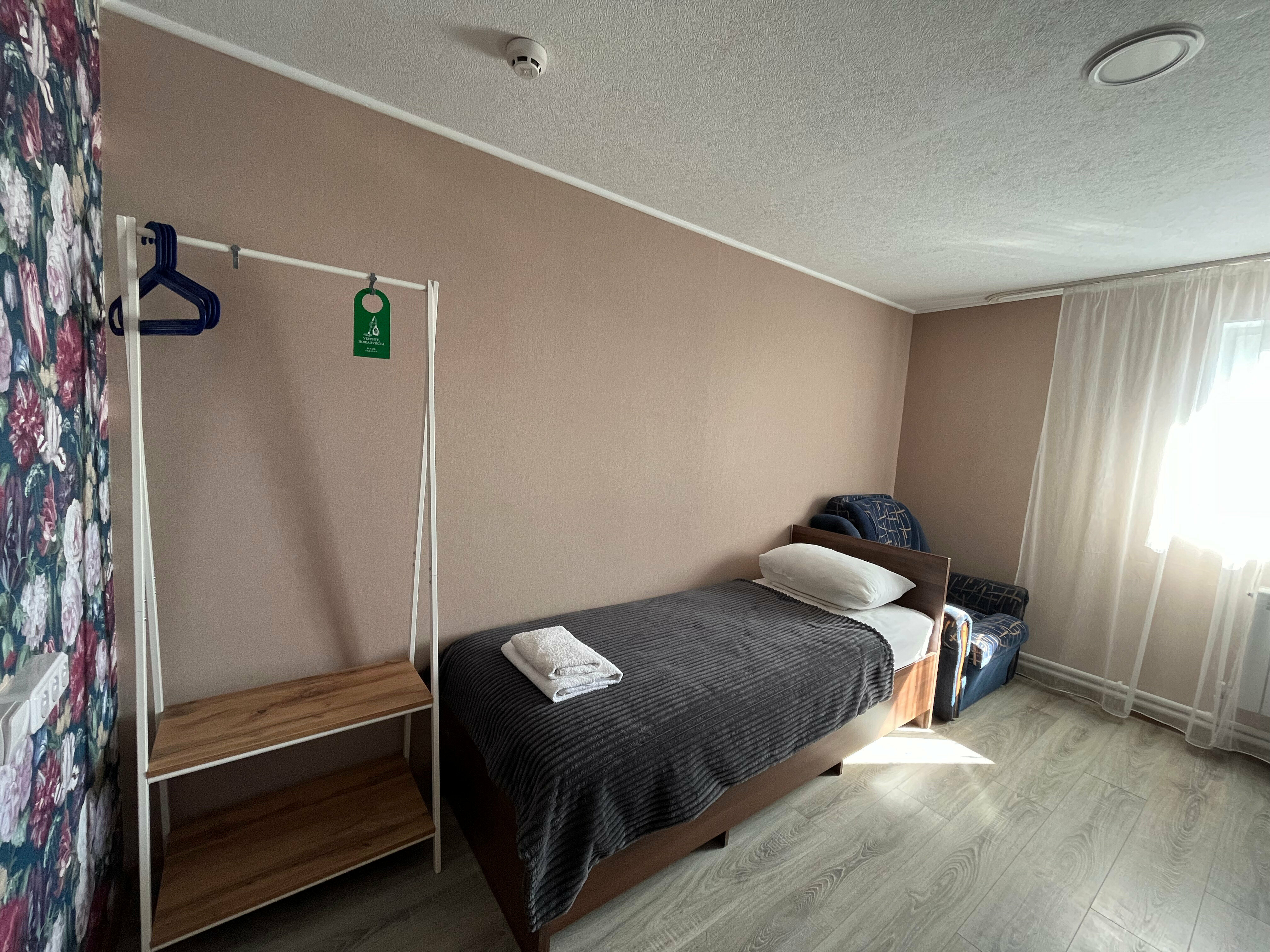 Трехместный номер эконом-класса с общей ванной комнатой