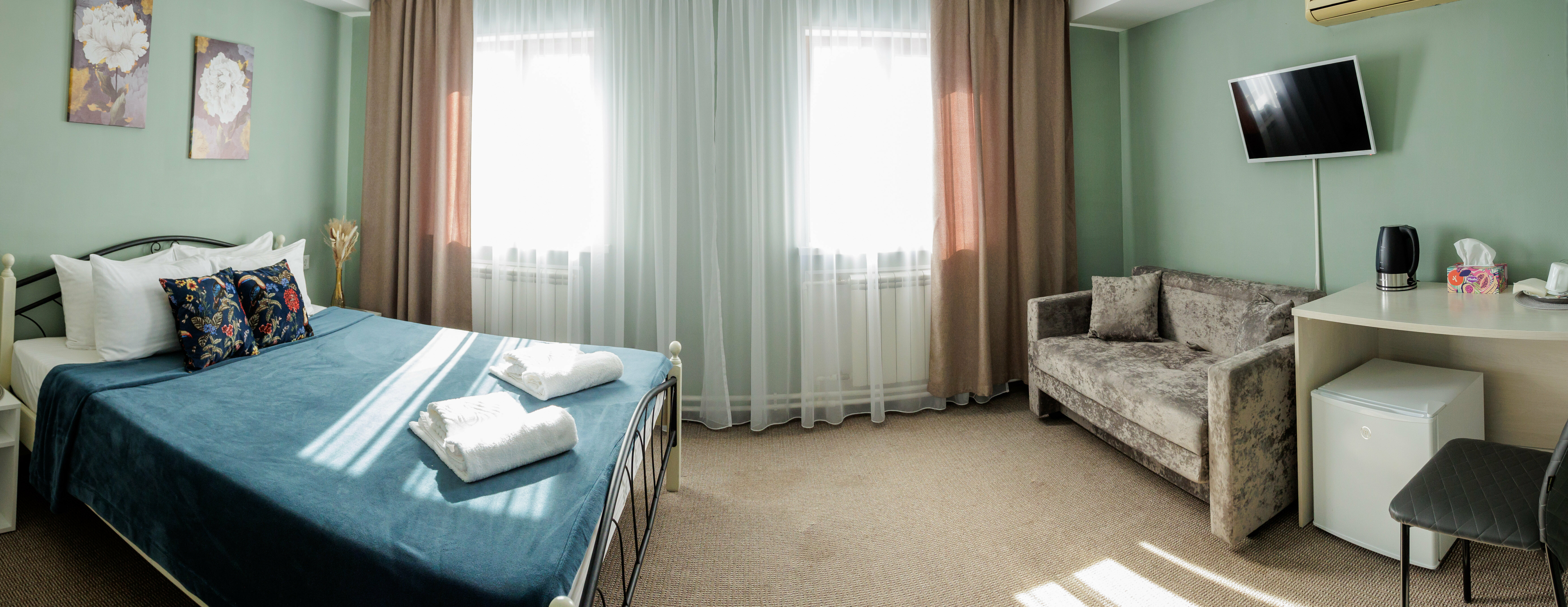 Двухместный номер с двухспальной кроватью и диваном