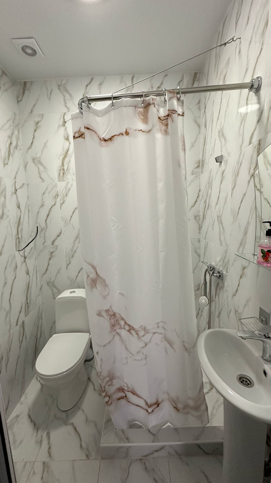 Трехместный номер с видом на горы