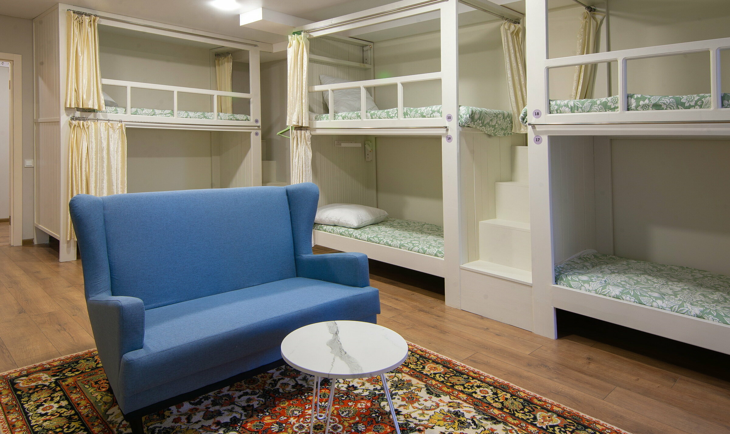 Спальное место на двухъярусной кровати в общем номере для женщин