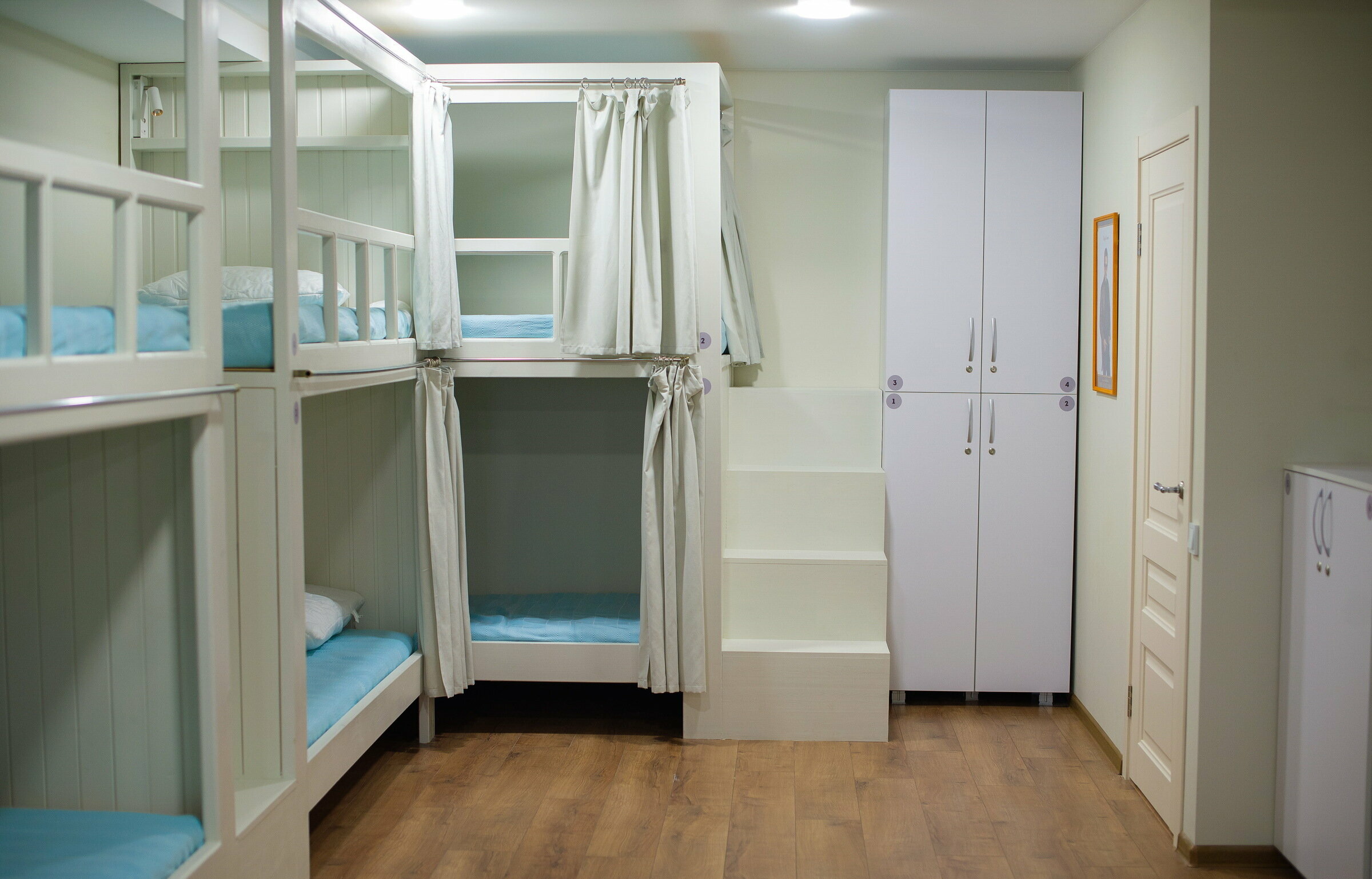 Спальное место на двухъярусной кровати в общем номере для мужчин