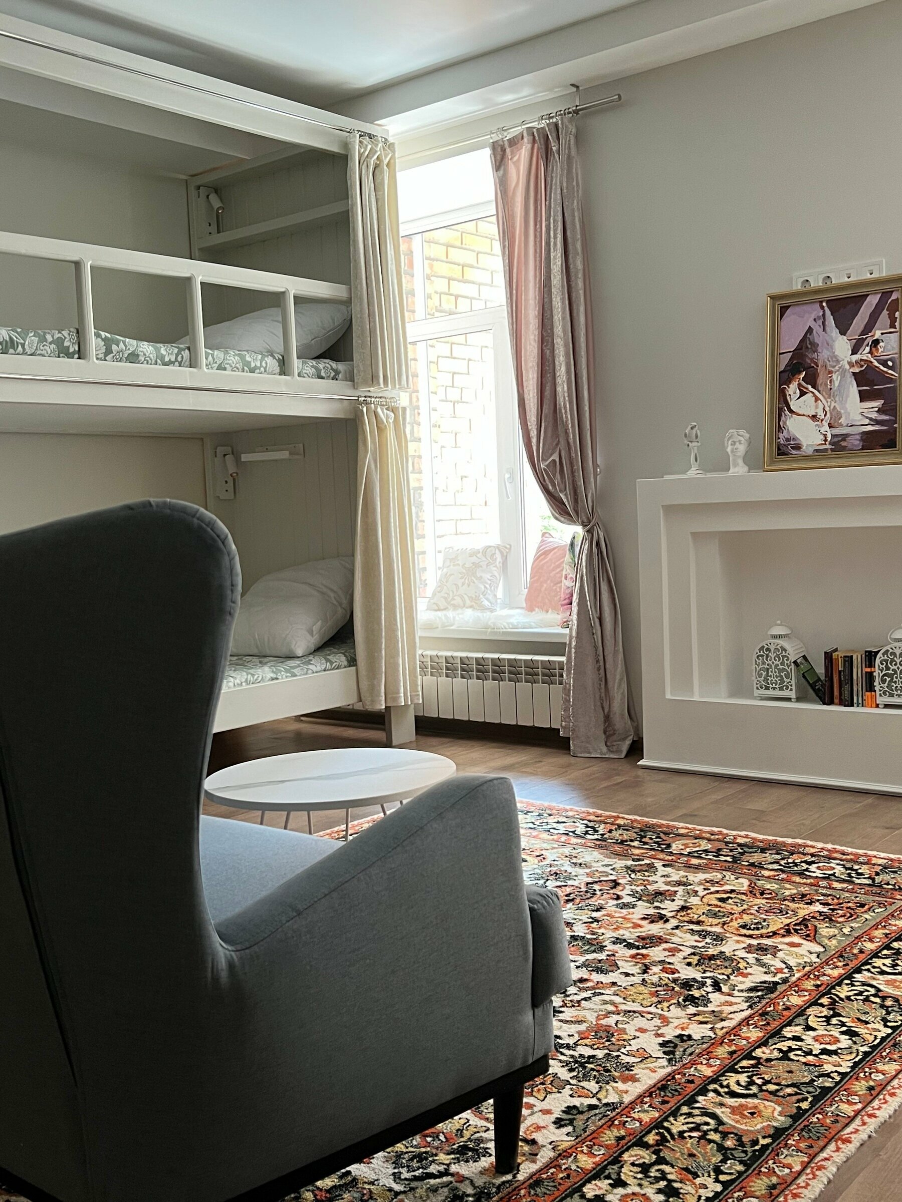 Спальное место на двухъярусной кровати в общем номере для женщин