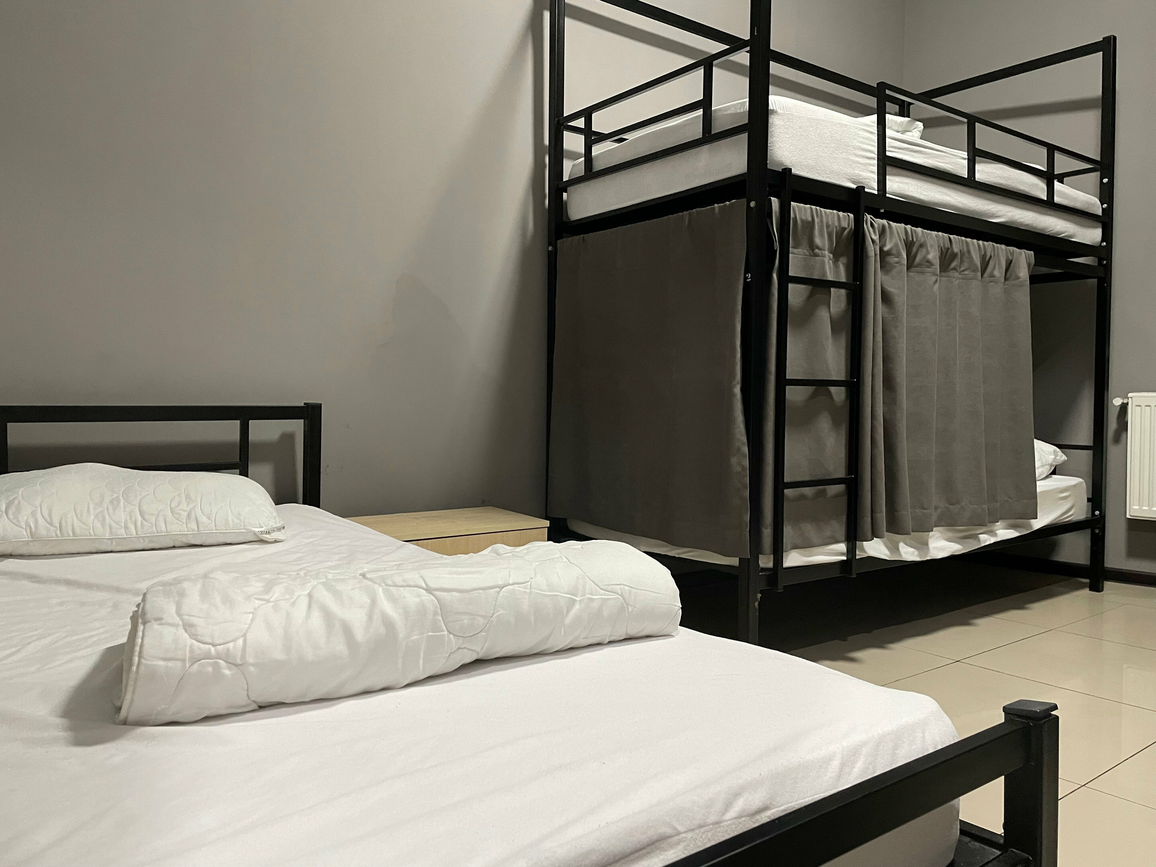 Односпальная кровать в общем мужском номере