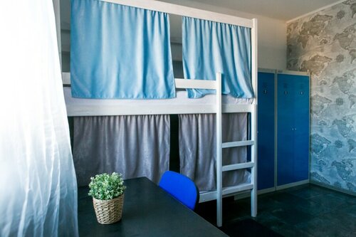 Кровать в общем пятиместном номере в Маэстро