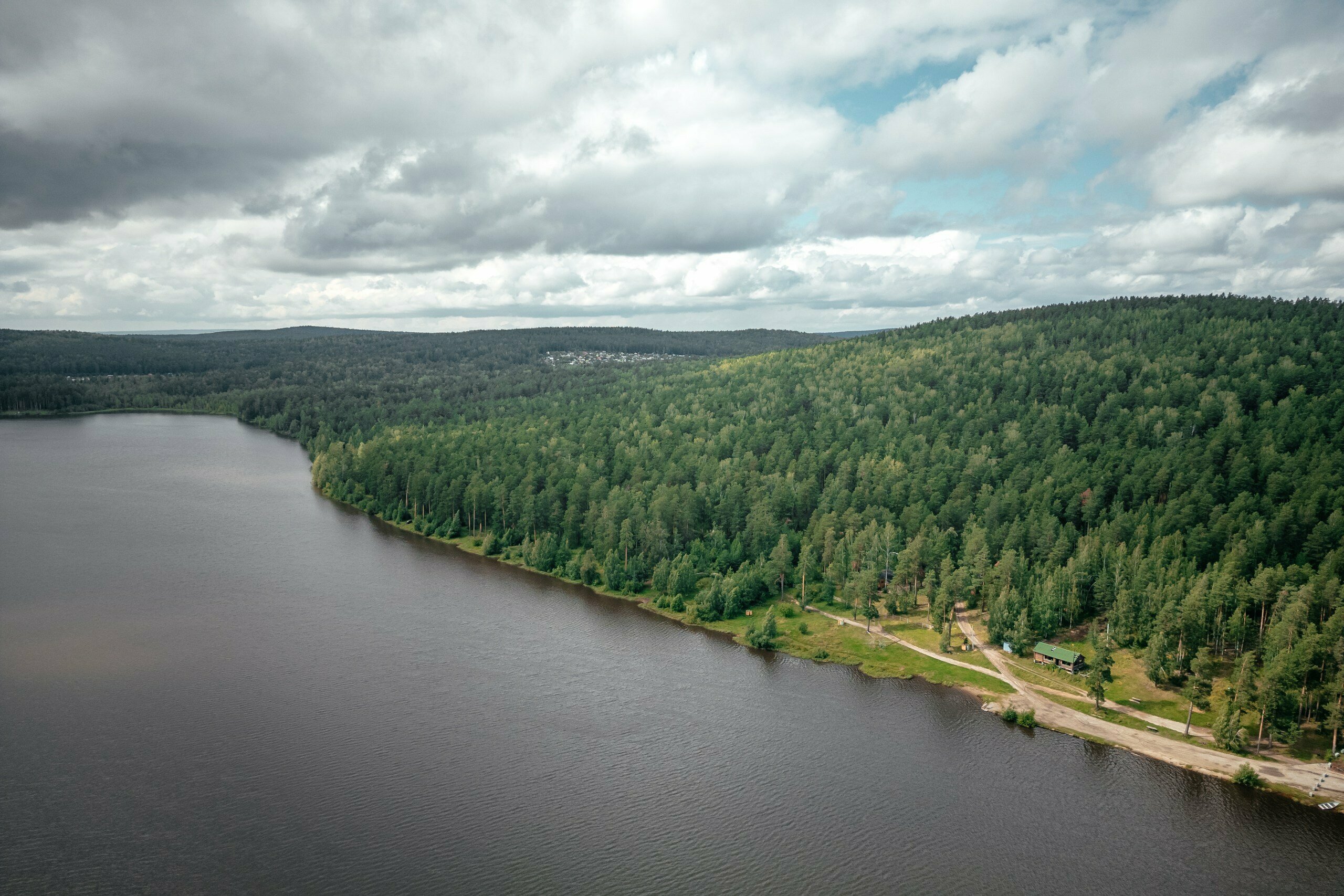 Домик 2 (двухместный номер с 1 кроватью с видом на лес)