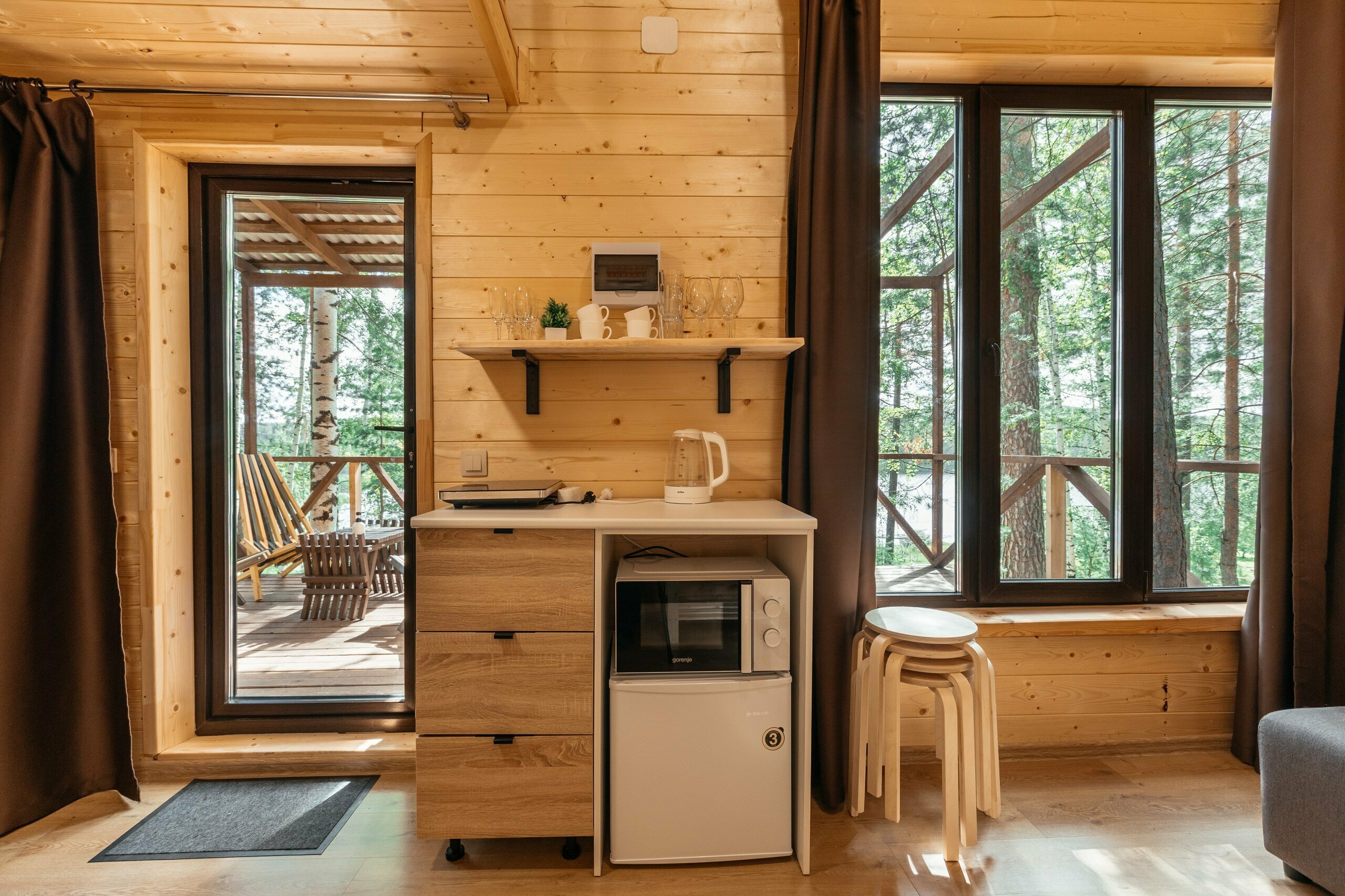 Домик 4 (четырехместный номер с видом на озеро)