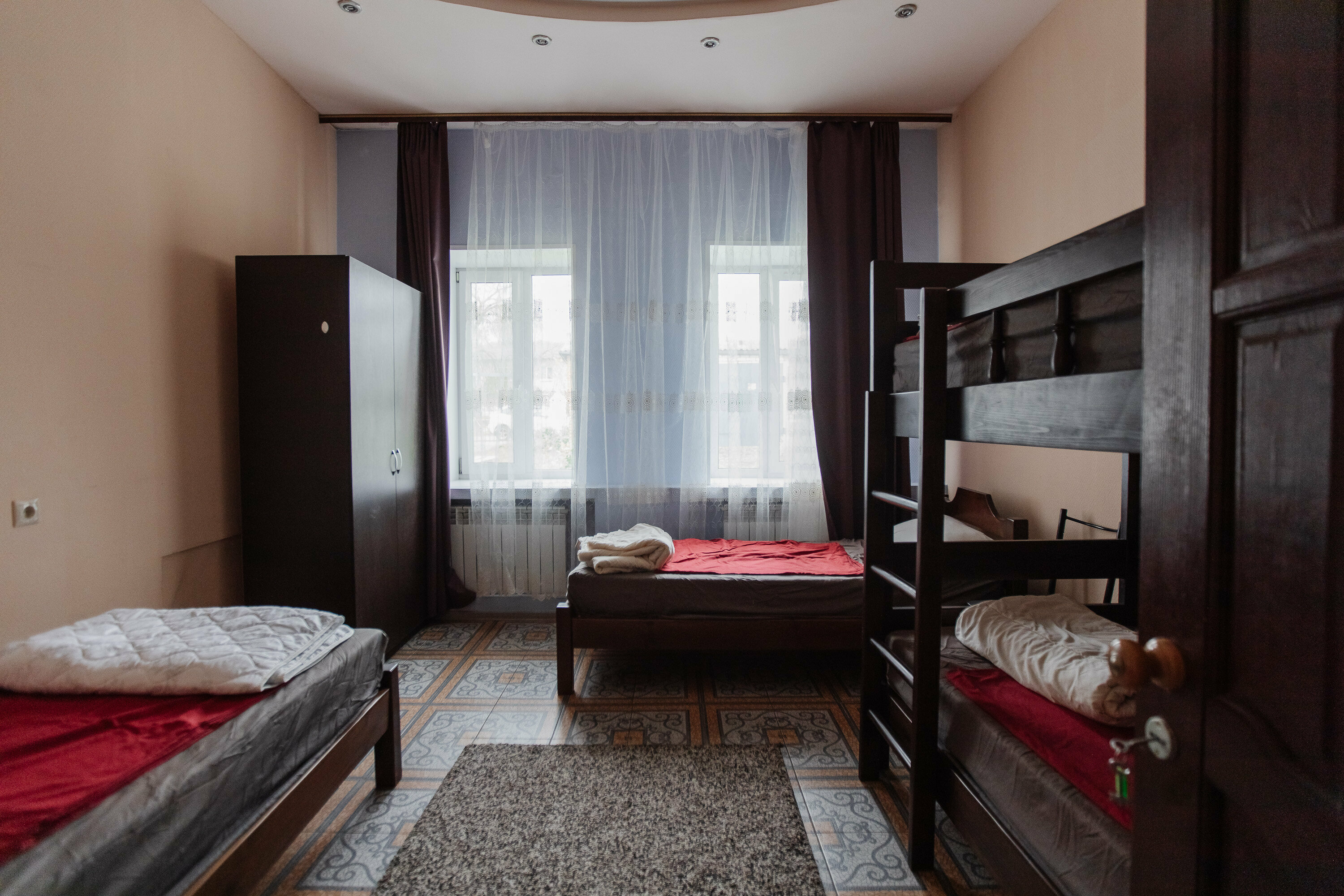 Кровать в общем 4-местном номере для мужчин и женщин