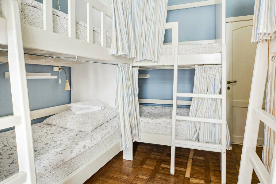 Общий номер для мужчин и женщин с 8 кроватями