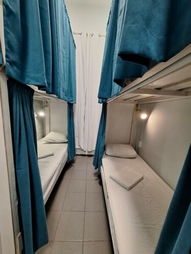 Кровать в 6ти местном общем номере в Vmeste