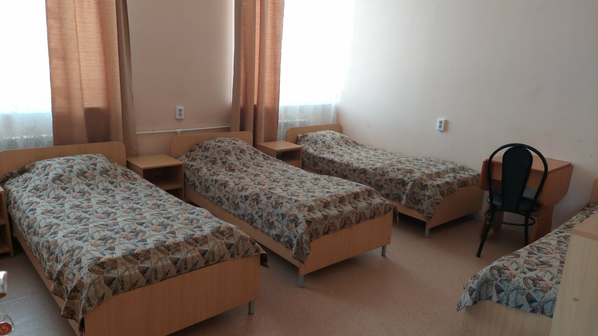 Кровать в общем 4-местном номере для мужчин и женщин