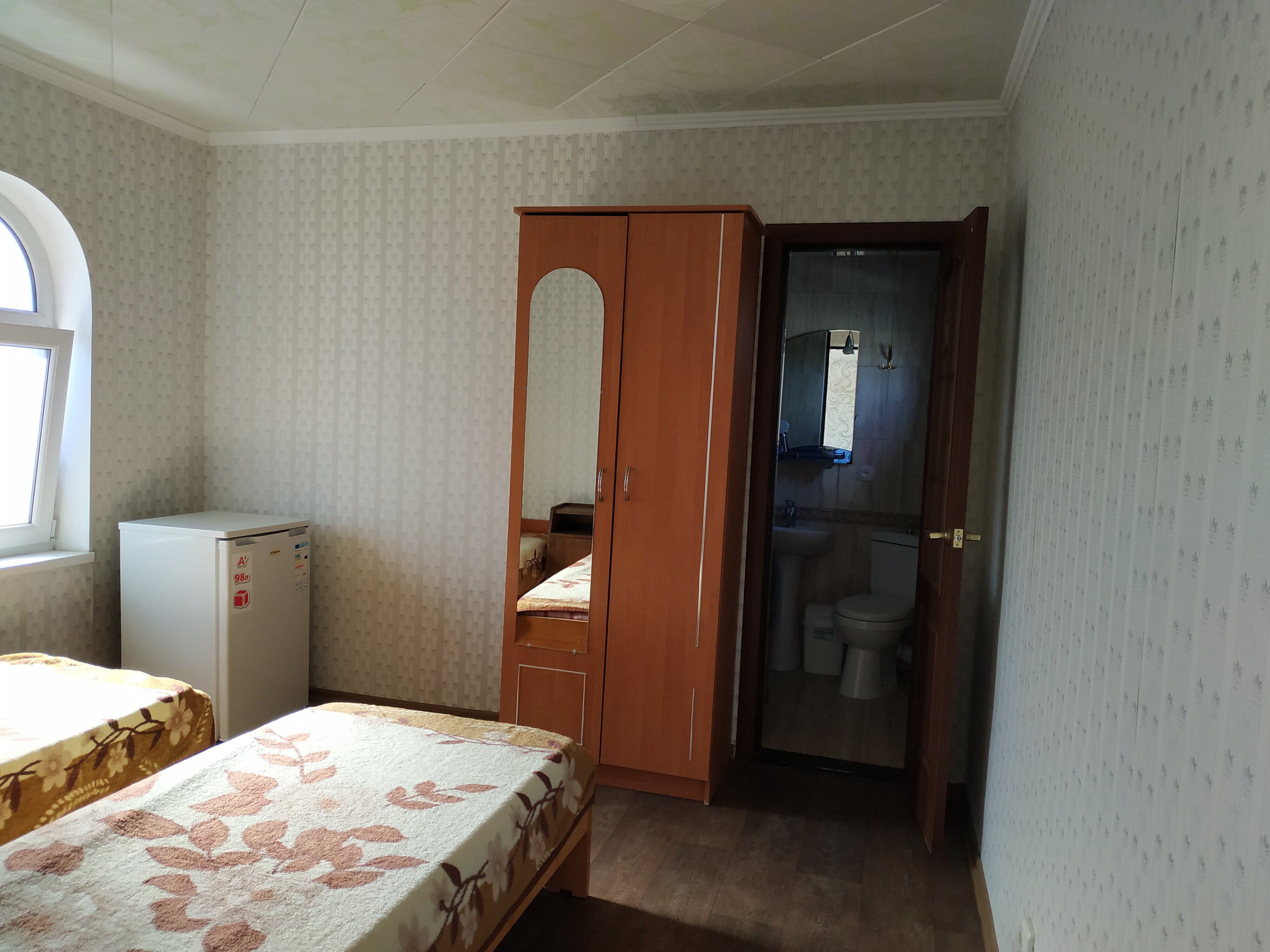 Двухкомнатный семейный номер с видом на море и горы.