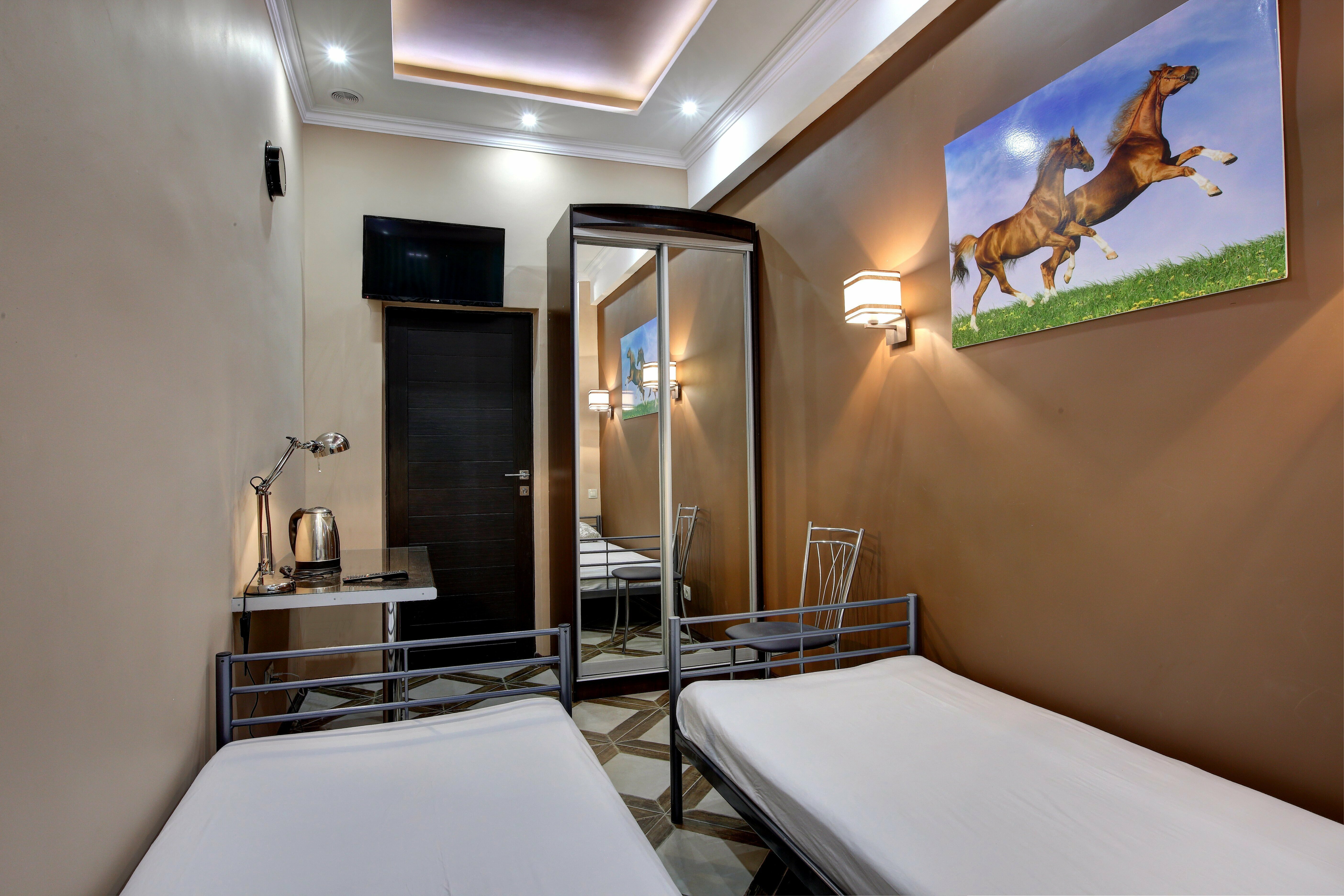 Двухместный номер с 2 отдельными кроватями и общим туалетом