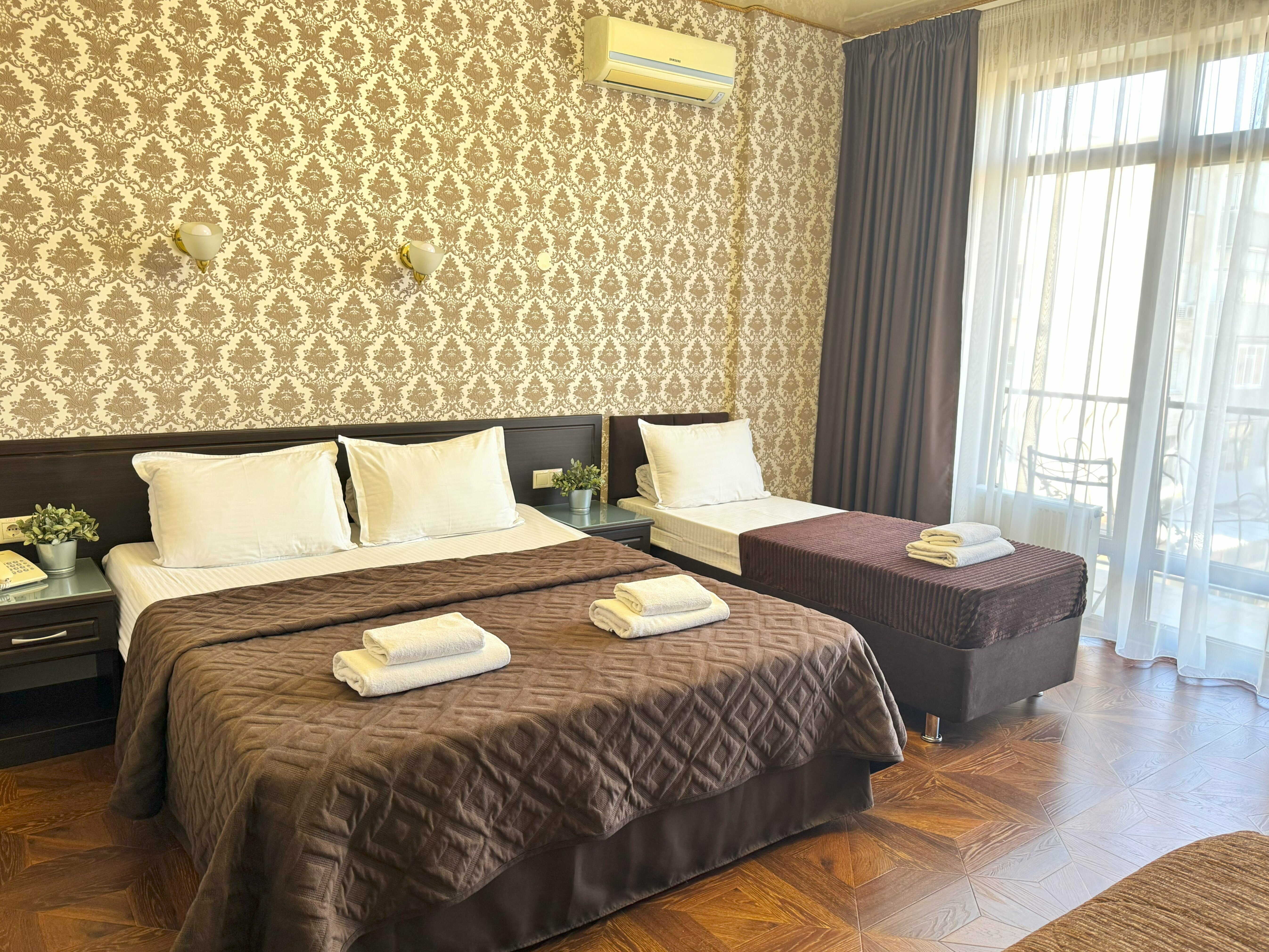 Deluxe трехместный с балконом, вид на бассейн, с доп местом