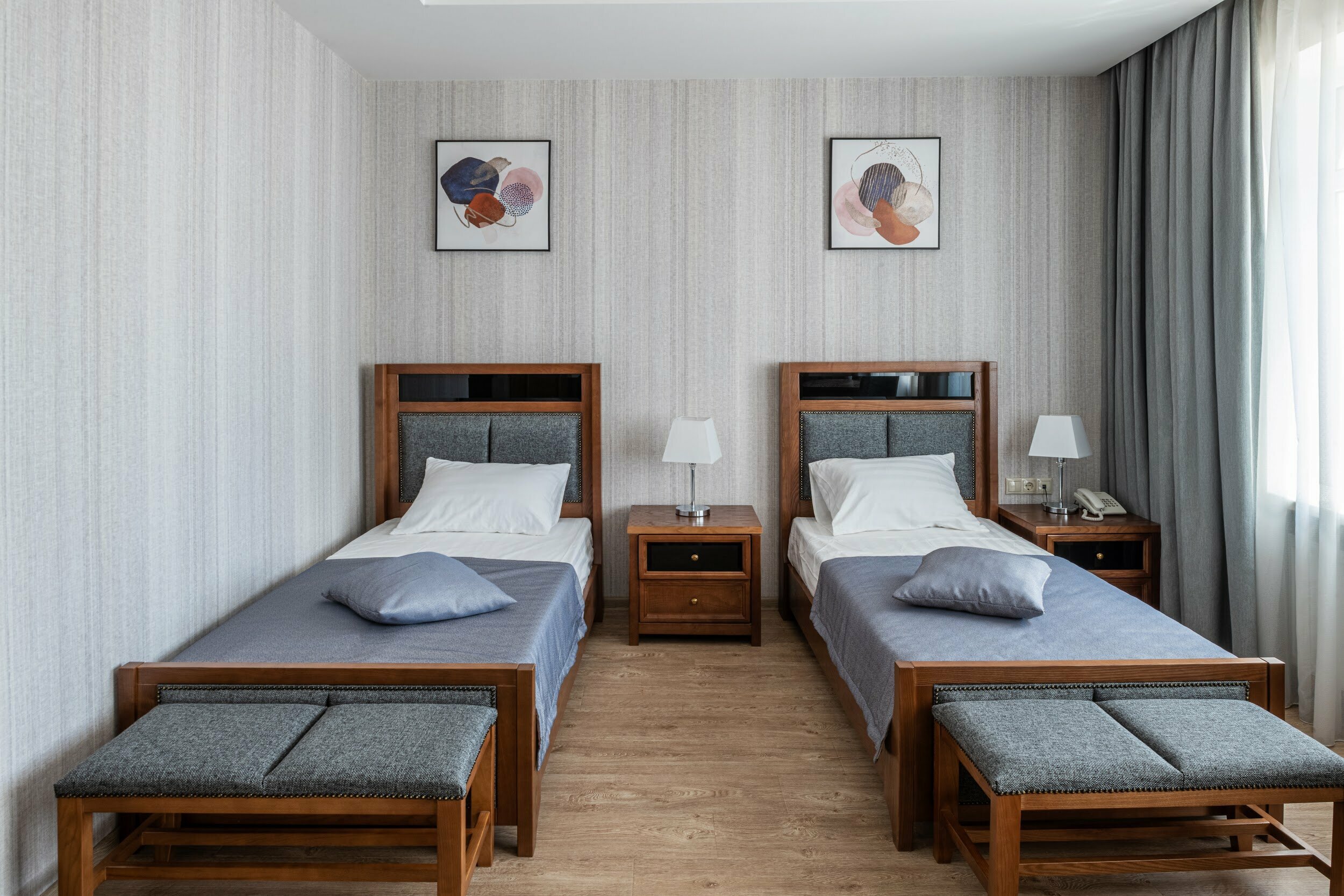 Просторный двухместный номер с 2 отдельными кроватями