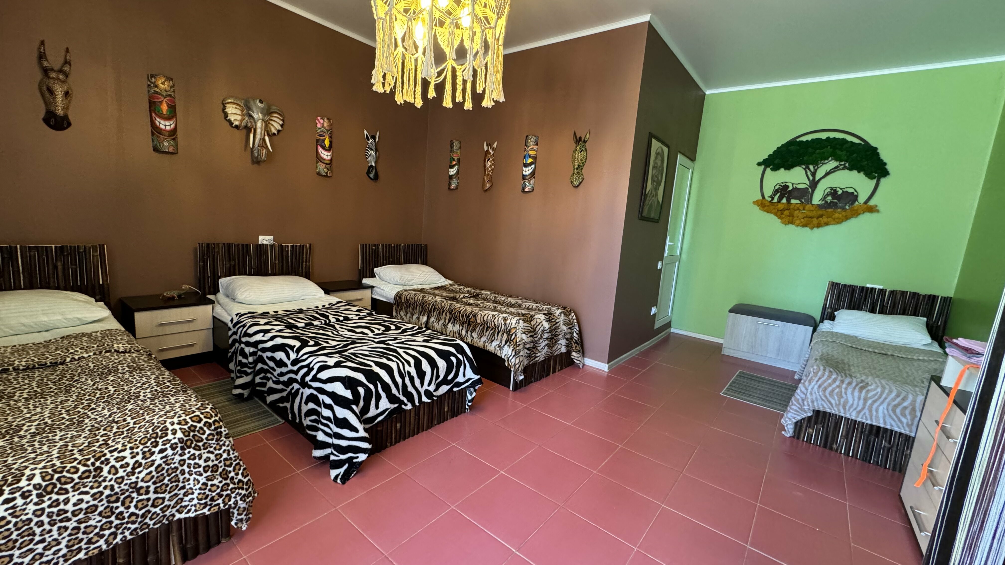 Односпальная кровать в общем номере для мужчин и женщин