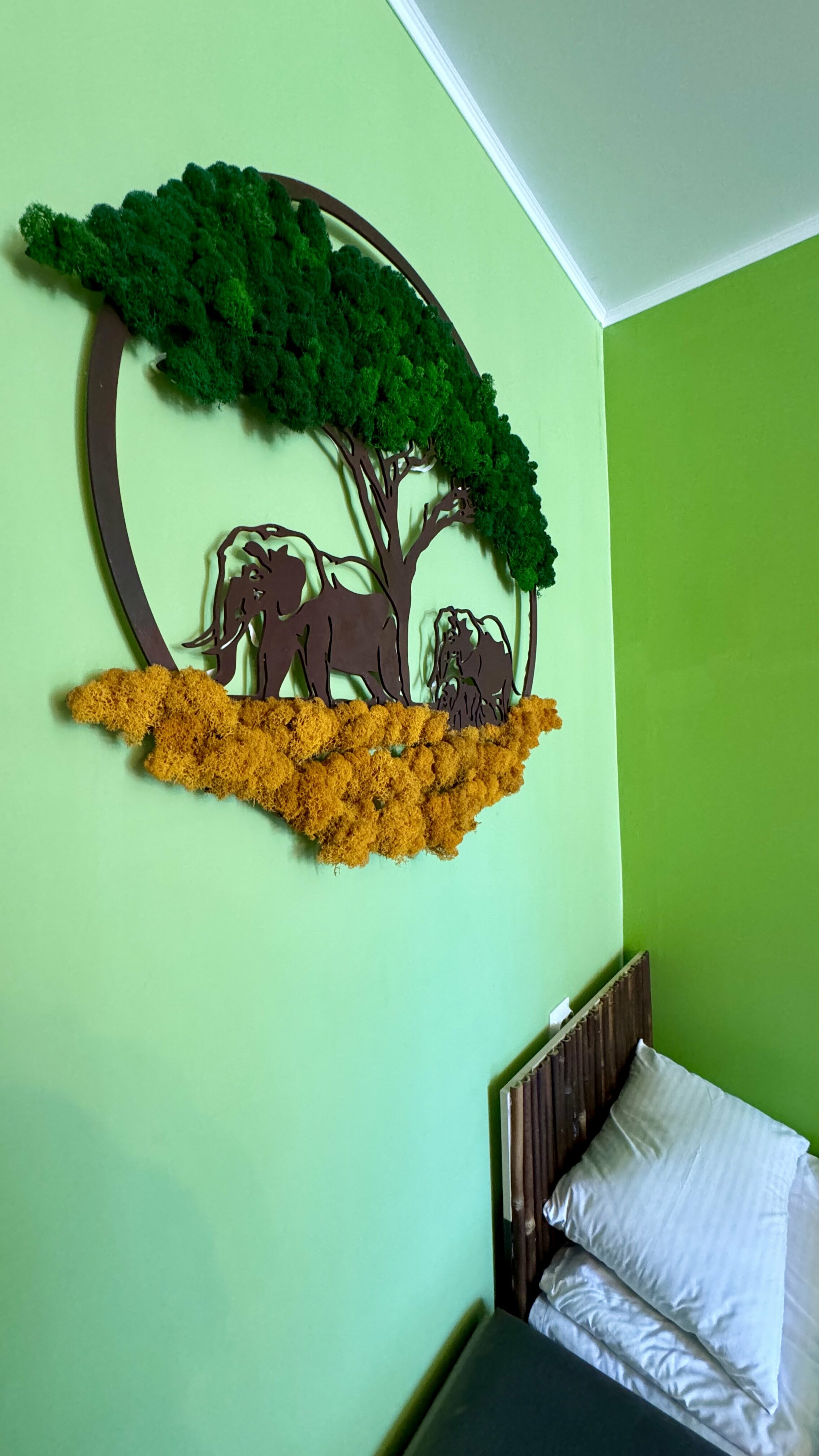 Односпальная кровать в общем номере для мужчин и женщин