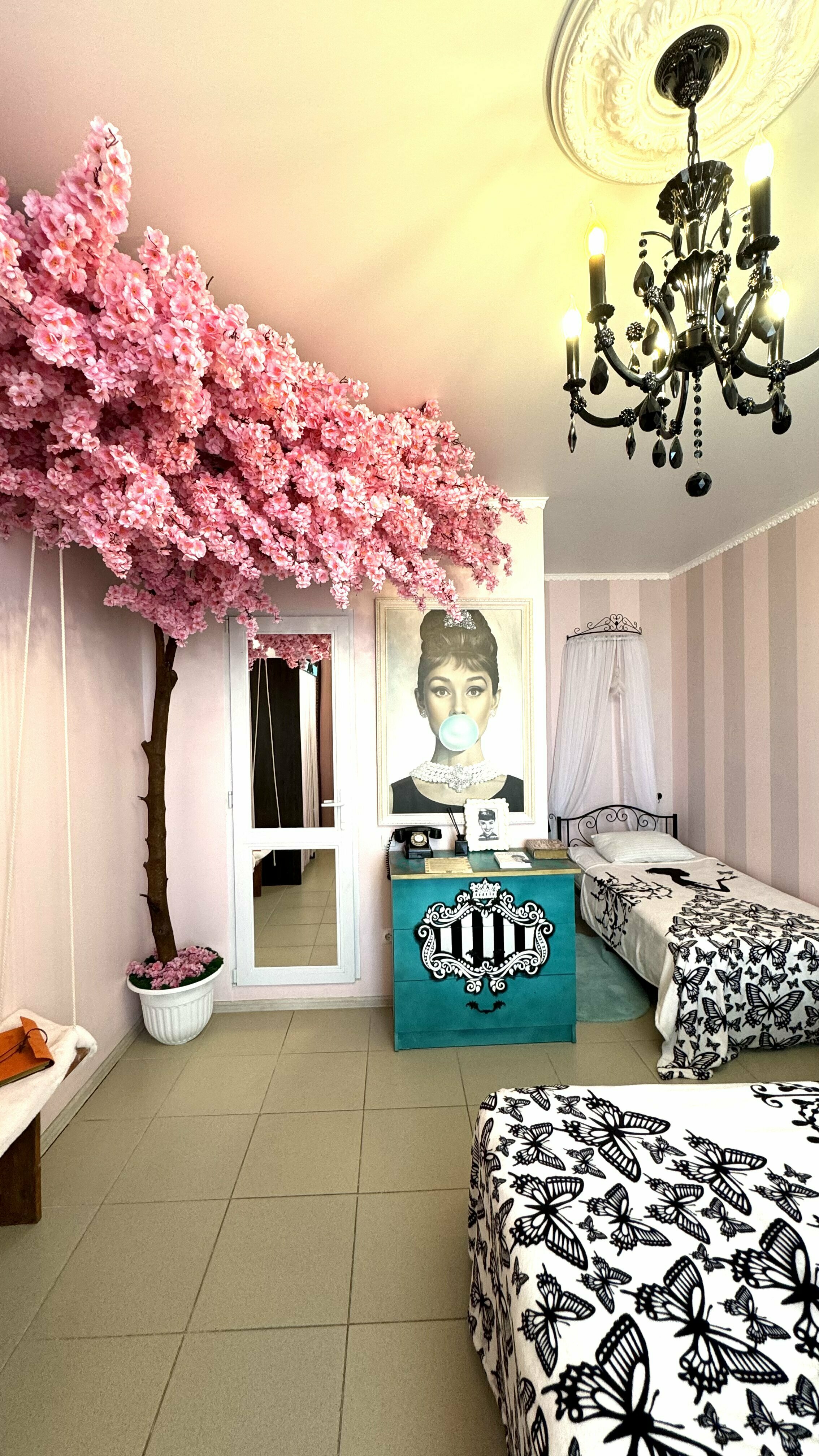 Односпальная кровать в общем номере