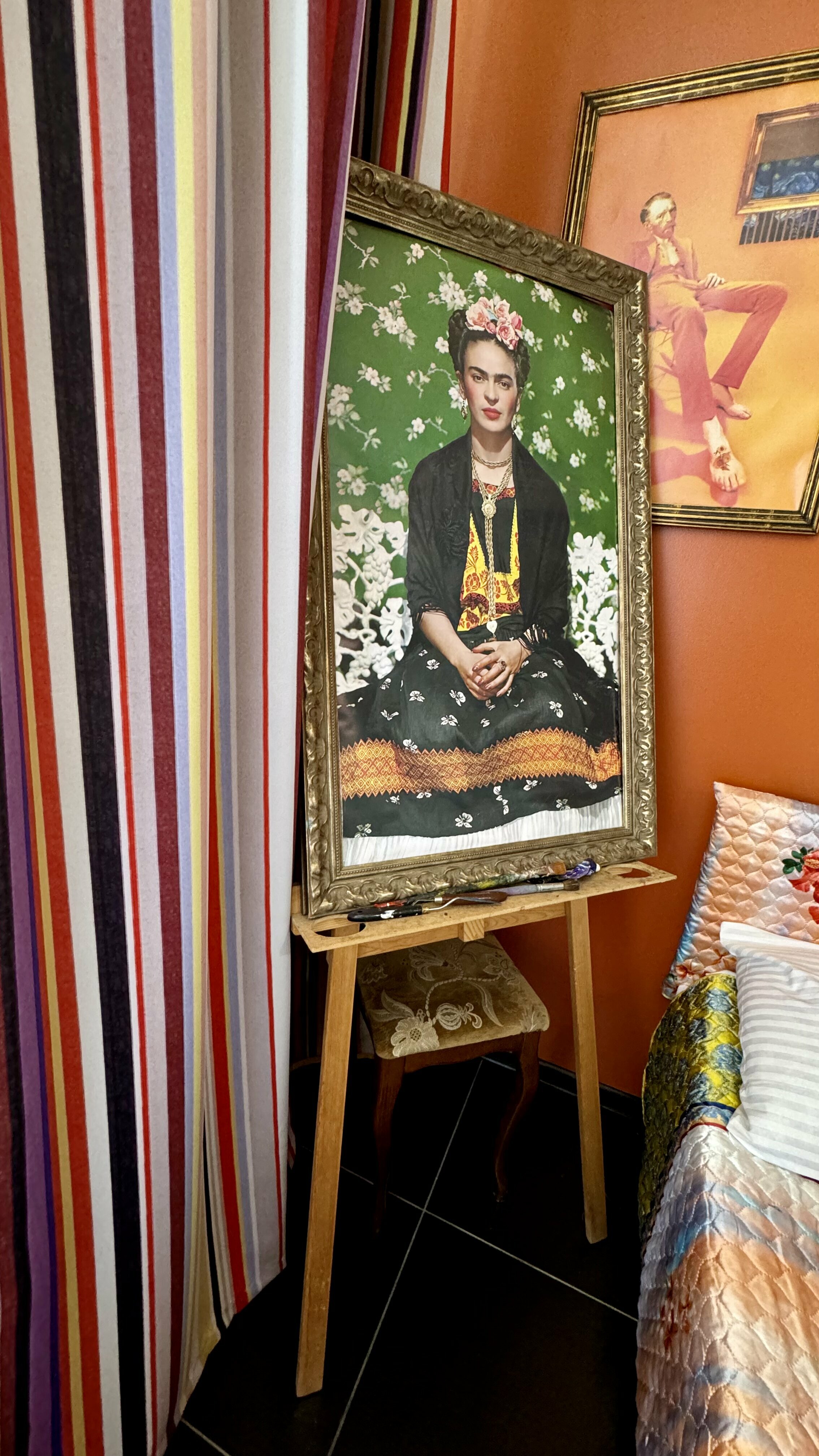 Односпальная кровать в общем номере для женщин