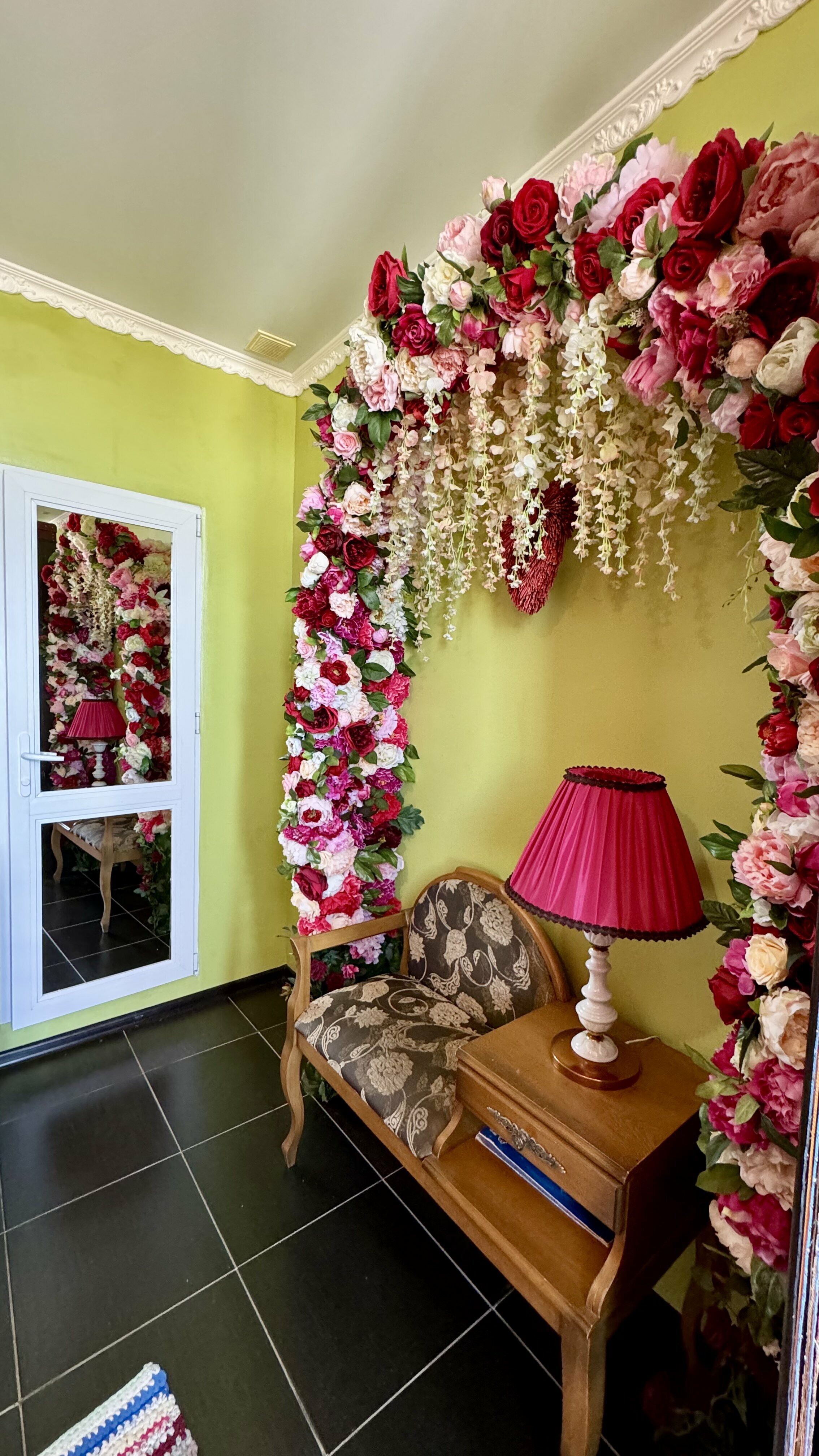 Односпальная кровать в общем номере для женщин