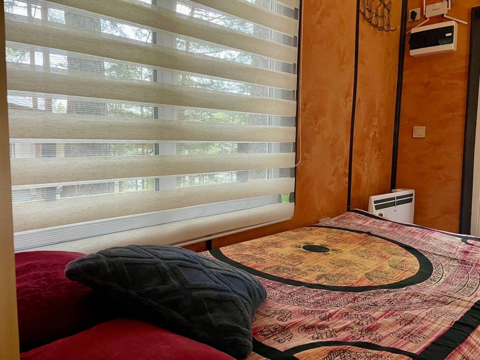 Парящий дом среди елей - Дом панды