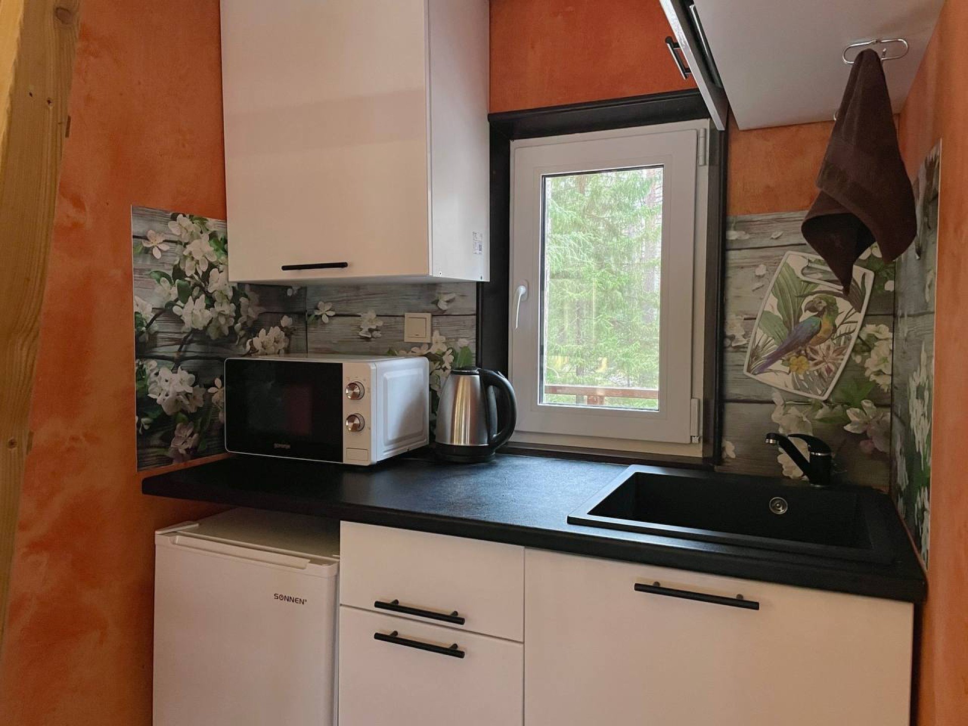 Парящий дом среди елей - Дом панды