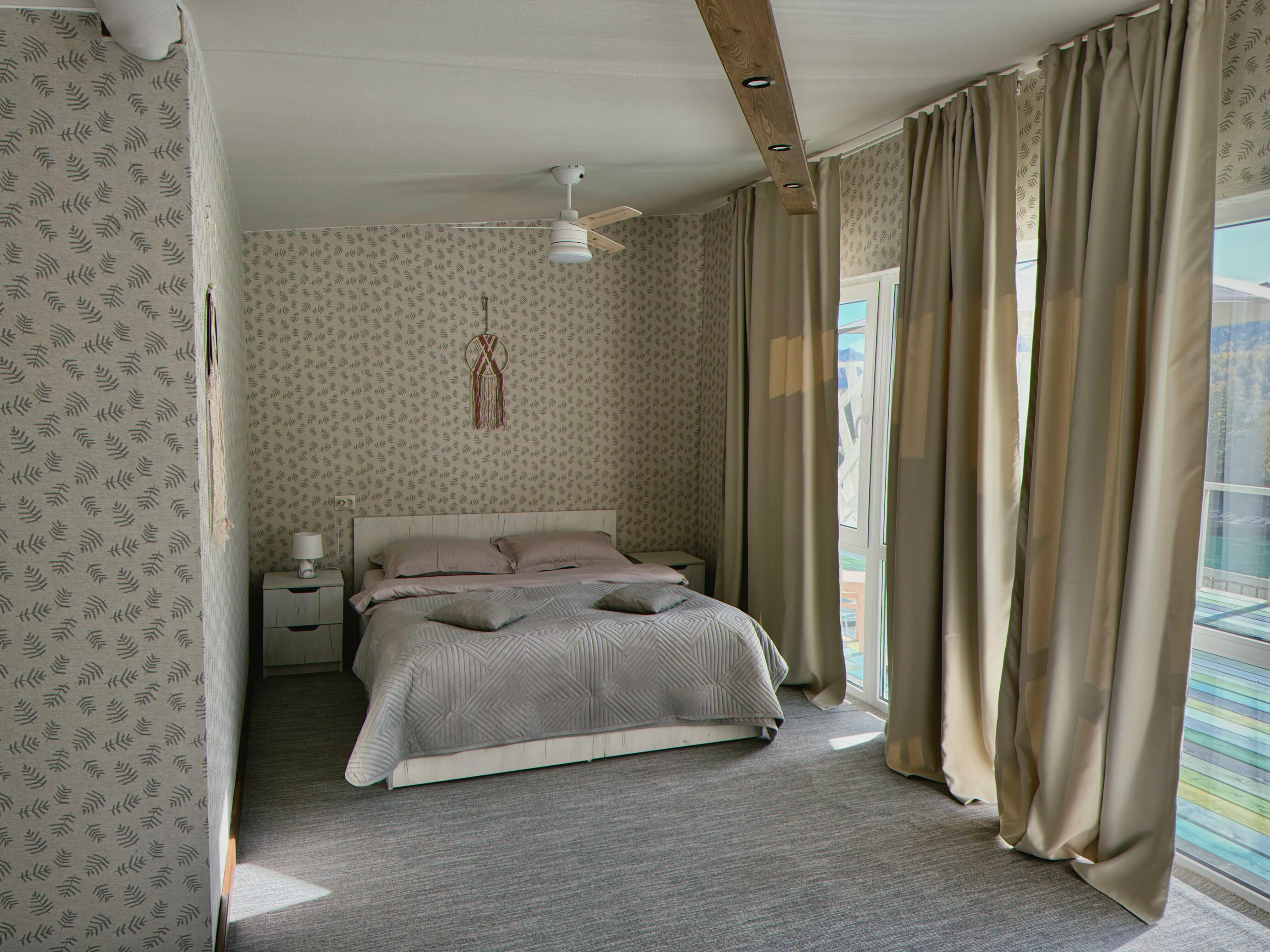 Трехместный номер с видом на горы