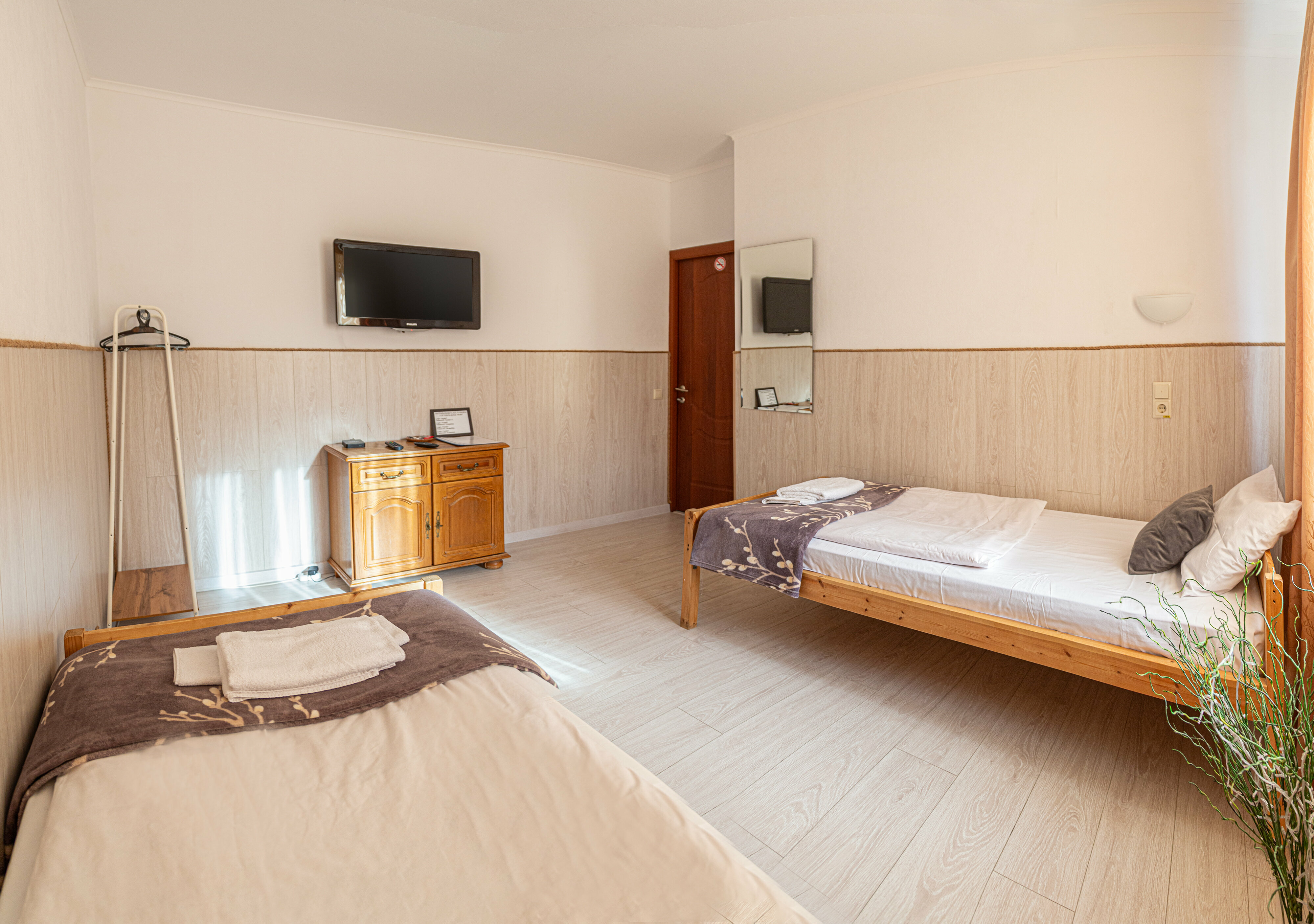 Двухместный номер с 2 отдельными кроватями и общей ванной комнатой