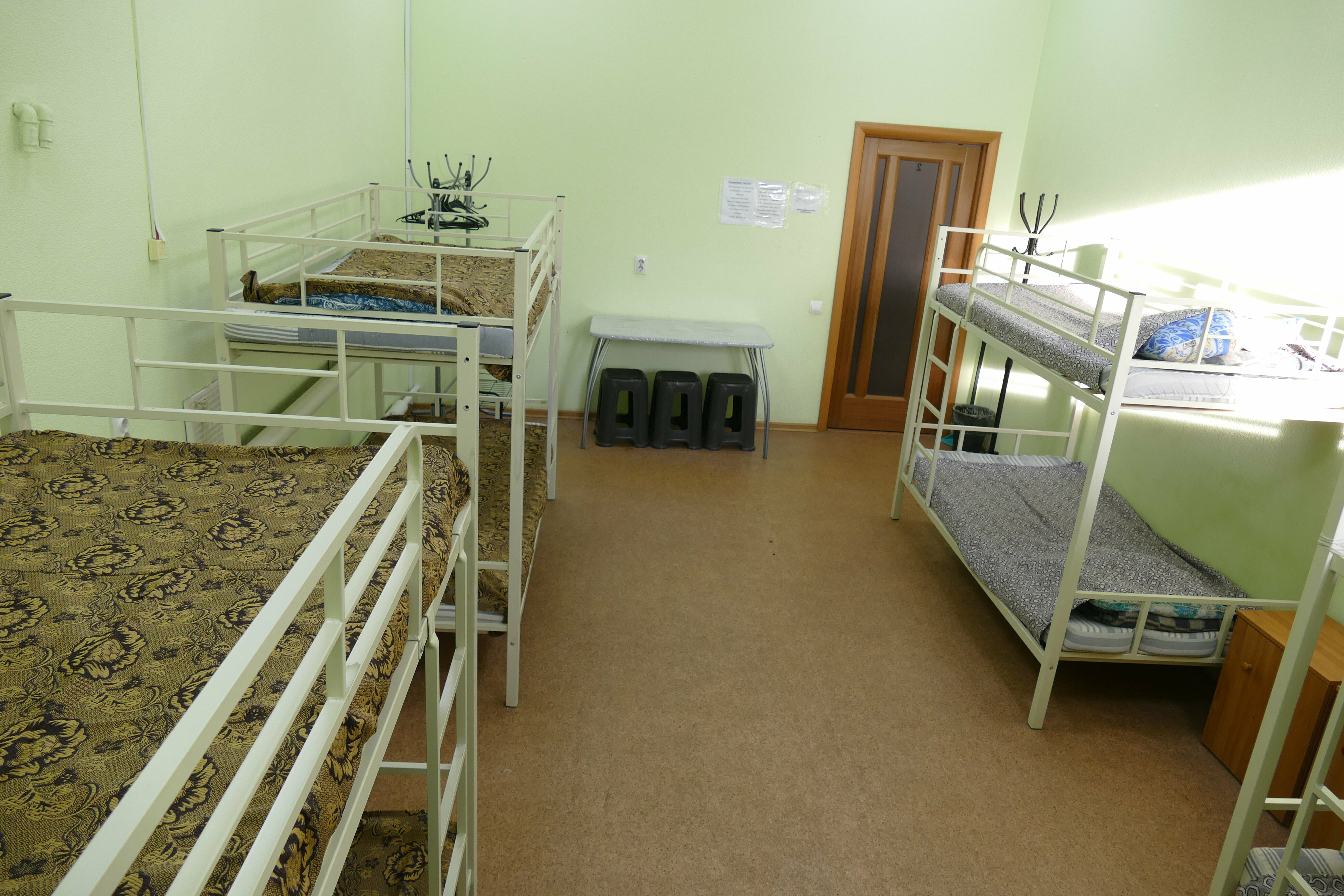 Спальное место на двухъярусной кровати в общем номере для мужчин и женщин