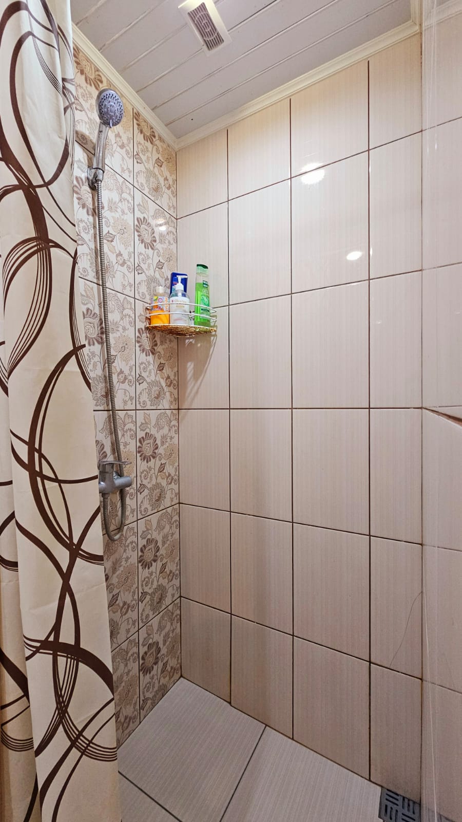 Четырехместный номер эконом-класса с общей ванной комнатой