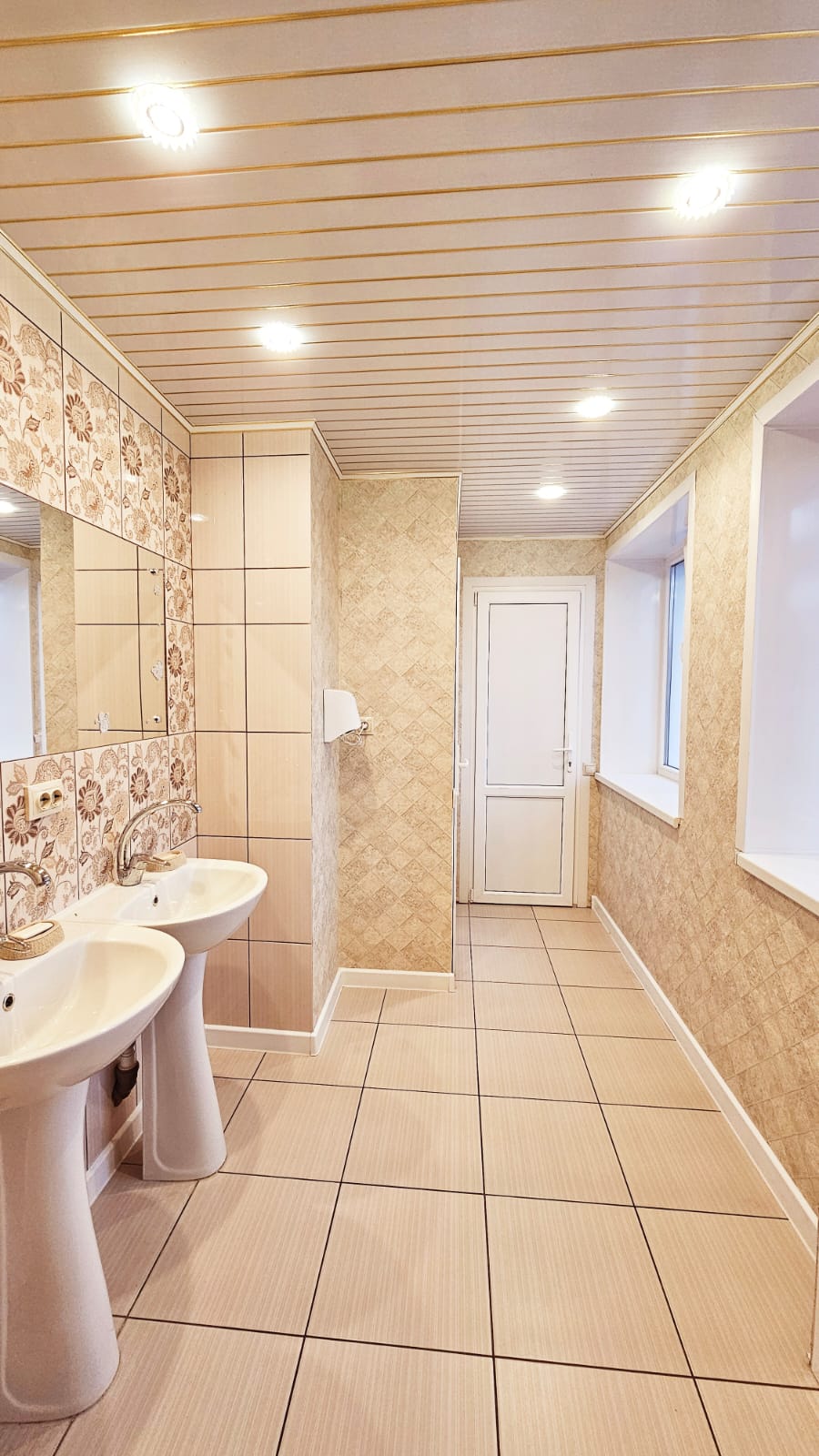 Четырехместный номер эконом-класса с общей ванной комнатой