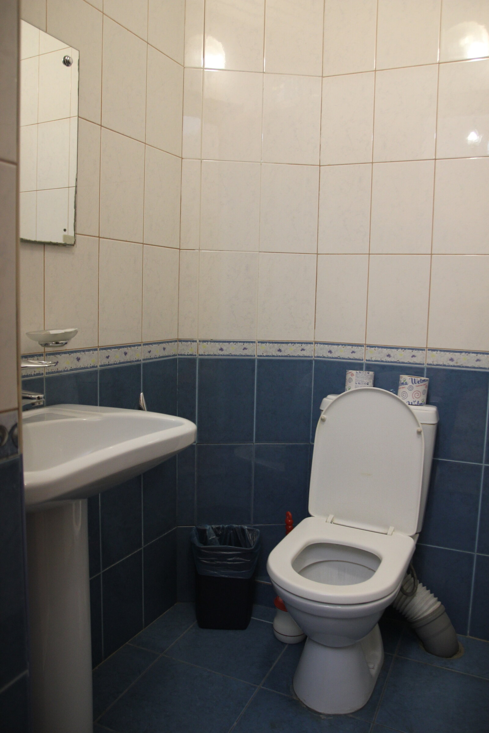 Просторный двухместный номер с 2 отдельными кроватями